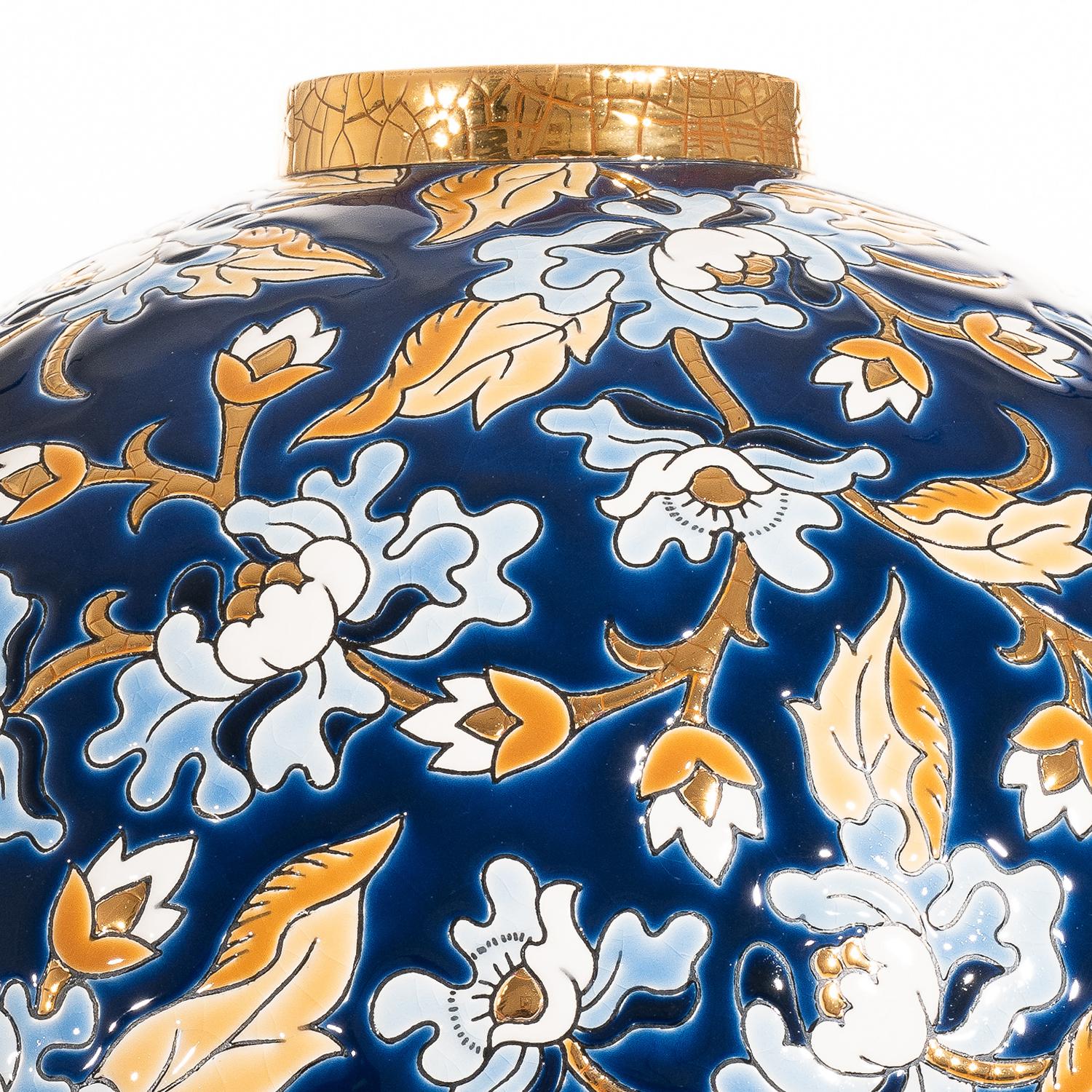 Vase mit weißen und blauen Blumen im Zustand „Neu“ im Angebot in Paris, FR