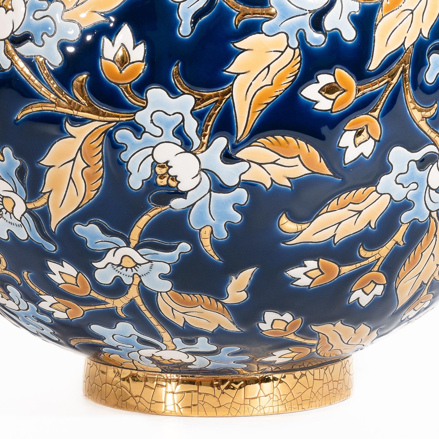 Vase mit weißen und blauen Blumen (21. Jahrhundert und zeitgenössisch) im Angebot