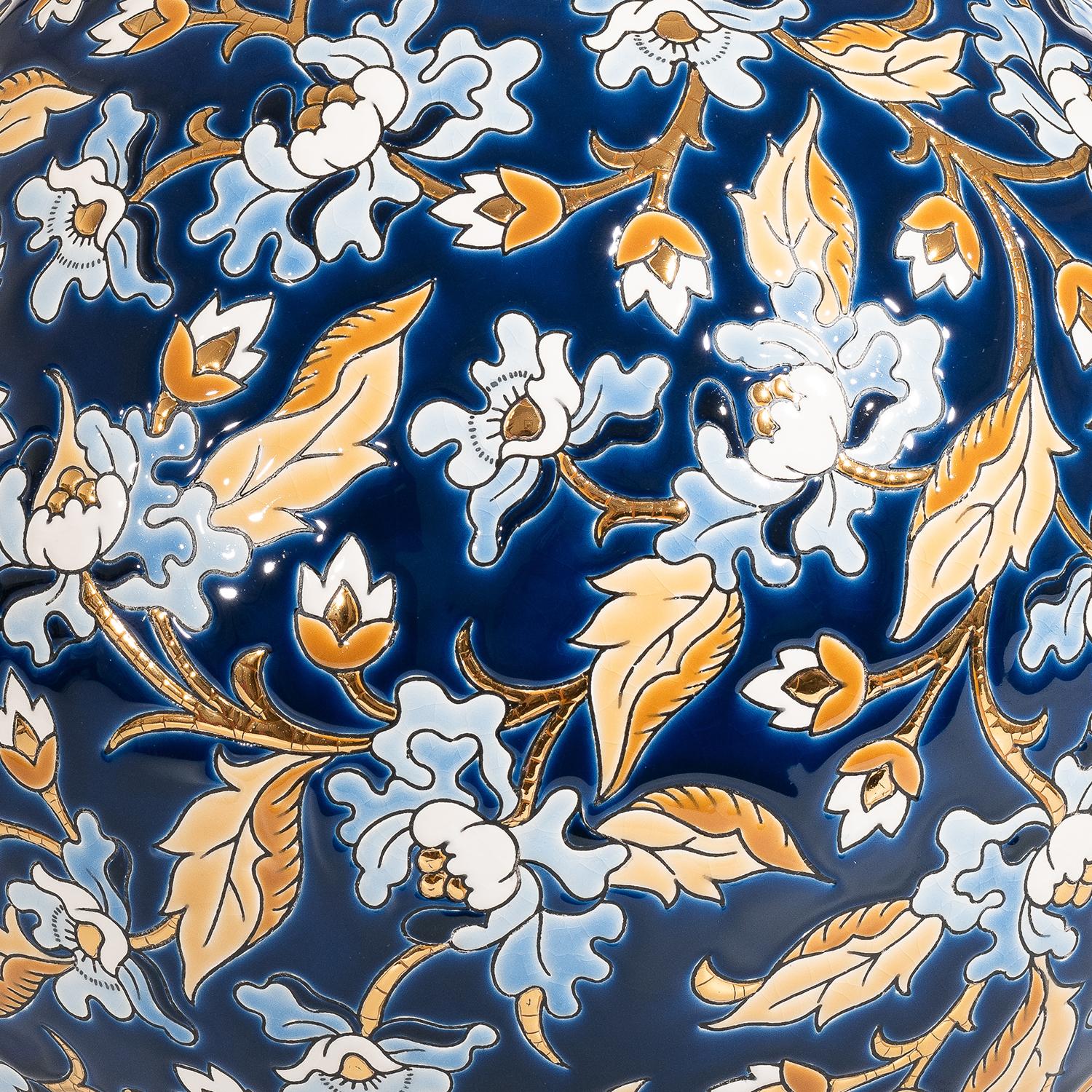 Vase mit weißen und blauen Blumen (Vergoldung) im Angebot