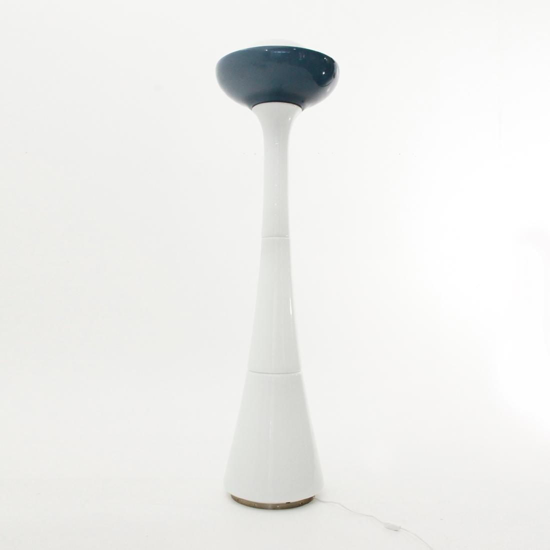 Rare and large floor lamp produced in the 1960s by Selenova based on a design by Carlo Nason.
Base with metal stem on which 4 white and one blue and white glasses are mounted.
Ground power button.
Good general condition, blue spun glass near the