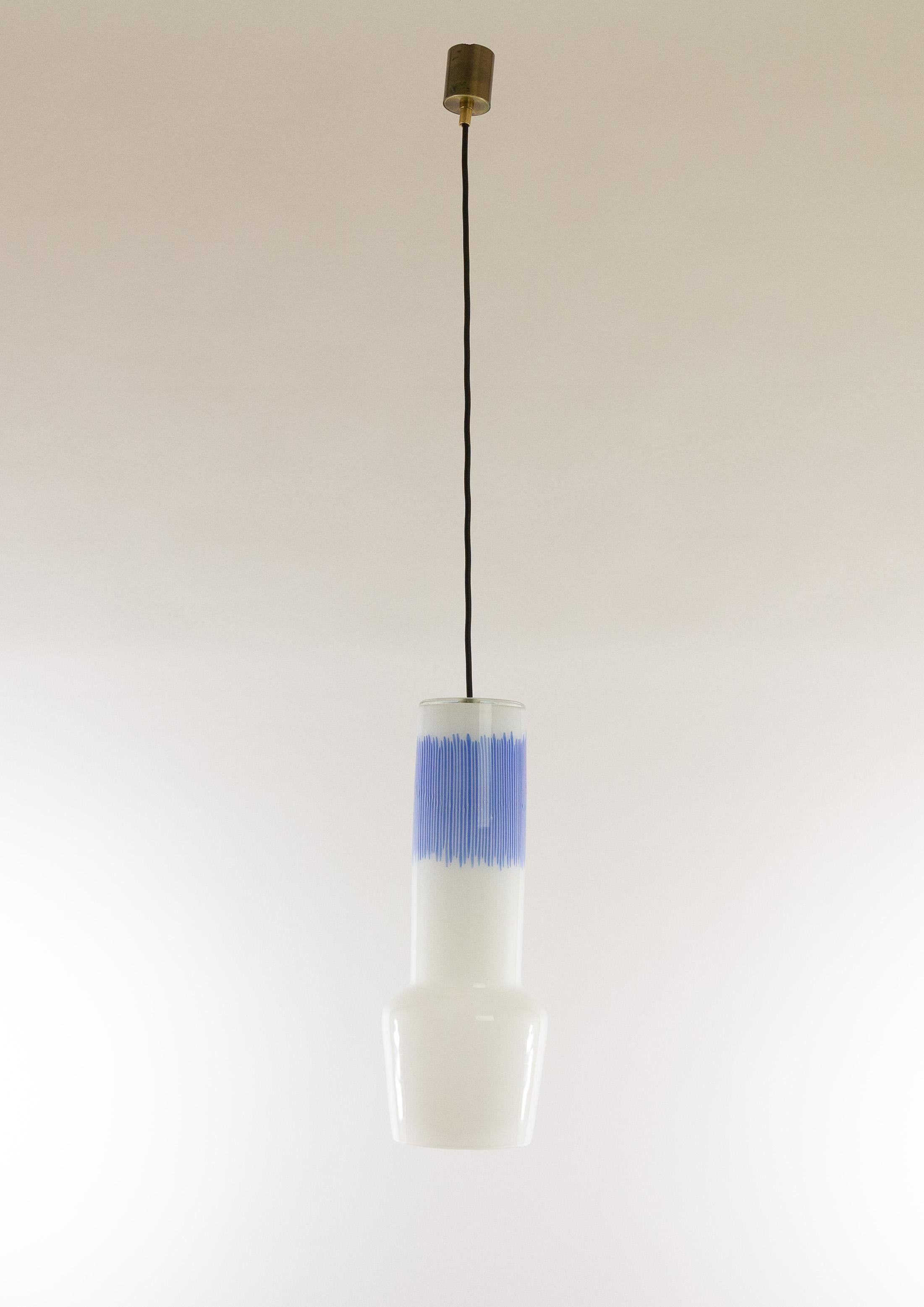 Pendente in vetro soffiato a mano bianco e blu n. 011.11 disegnato da Massimo Vignelli all'inizio della sua impressionante carriera di designer e realizzato dallo specialista del vetro di Murano Venini.

Una delle lampade più caratteristiche che
