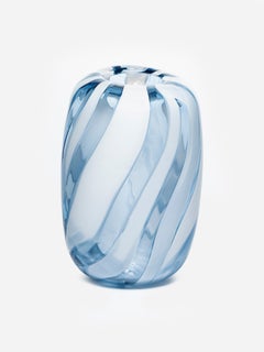 Vaso di vetro bianco e blu