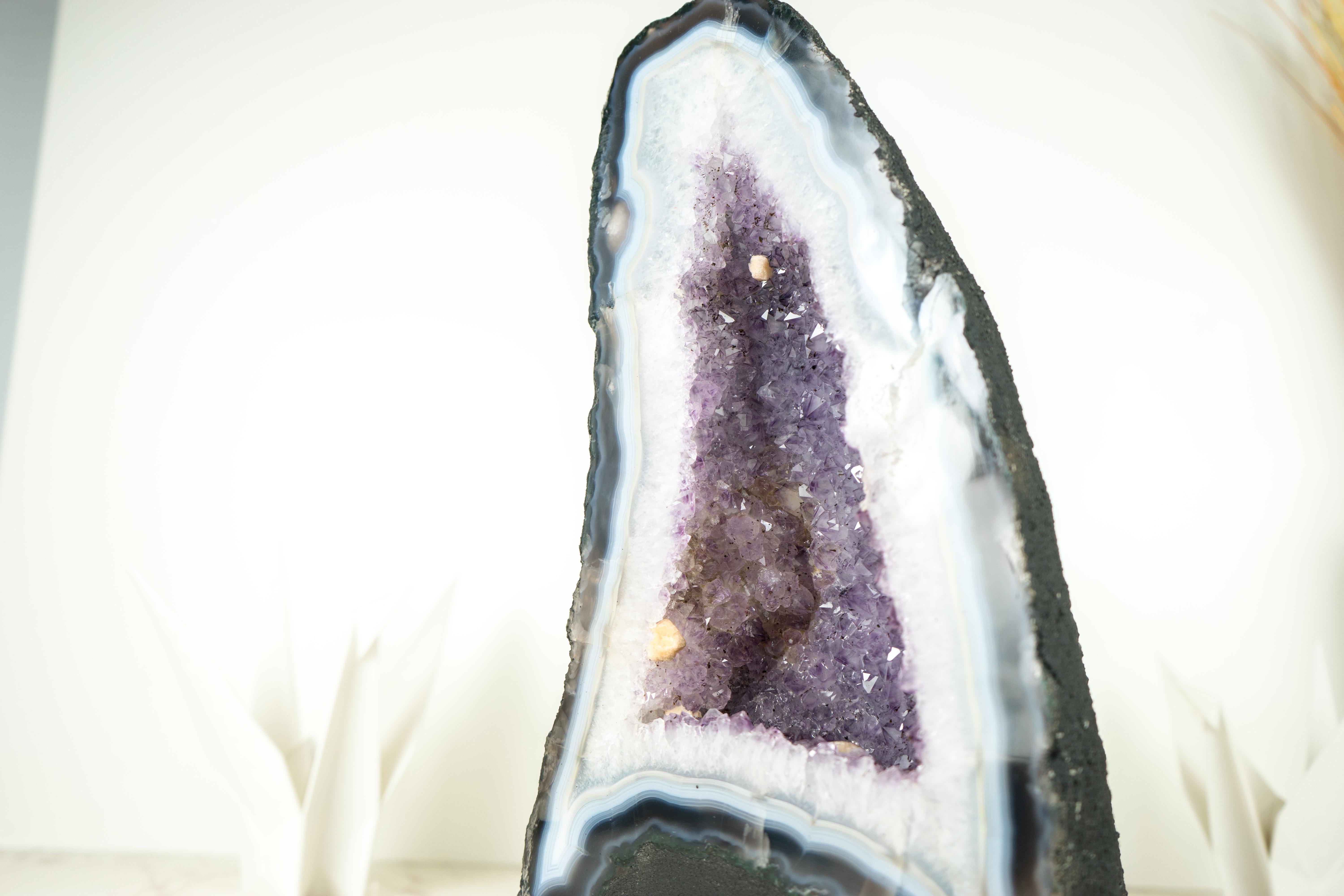 White and Blue Lace Agate Cathedral Geode with Lavender Amethyst Crystal In New Condition For Sale In Ametista Do Sul, BR