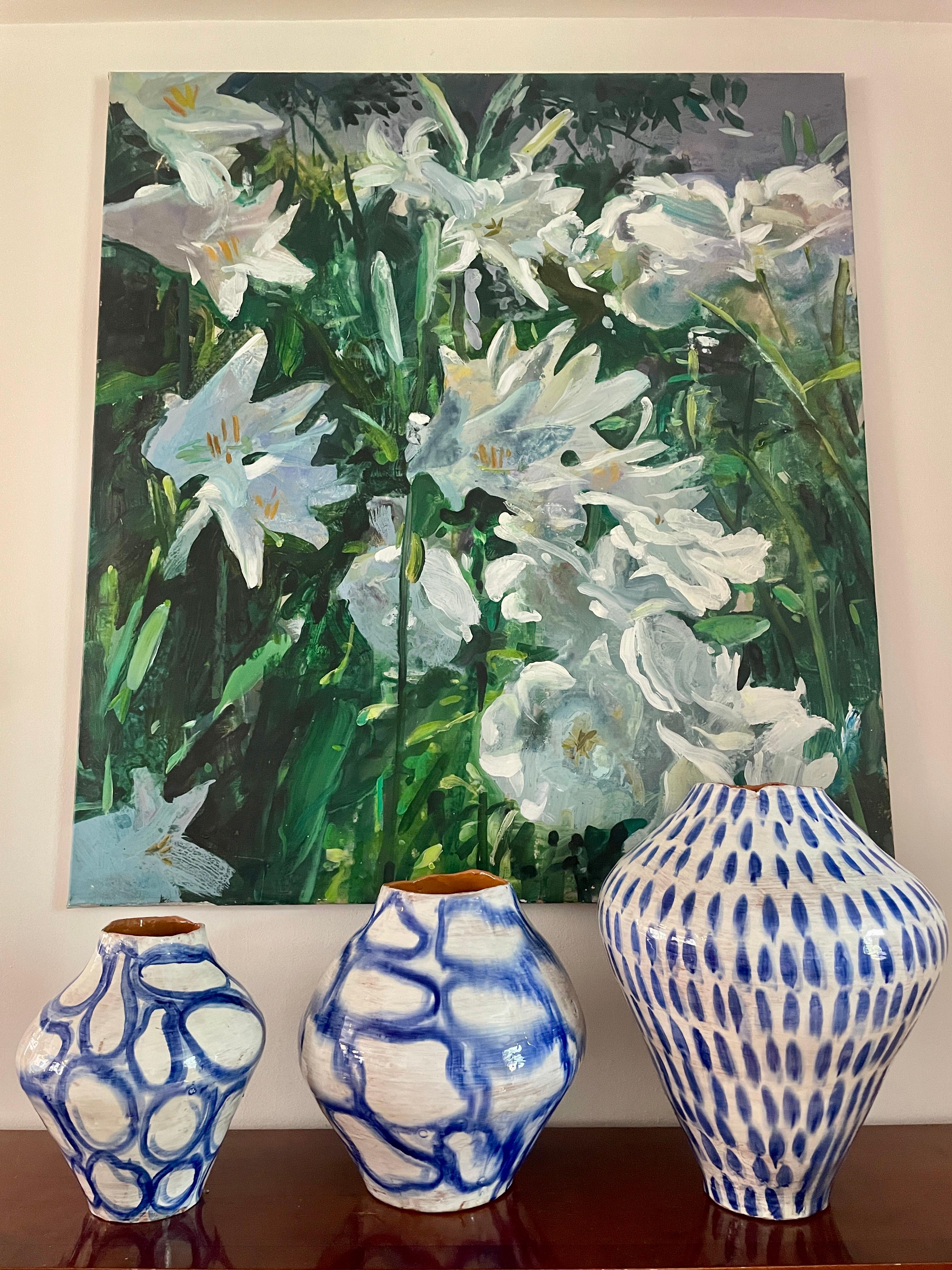 Italiano White and Blue Majolica Vase Hand-painted Contemporary Italy Amalfi Coast in vendita