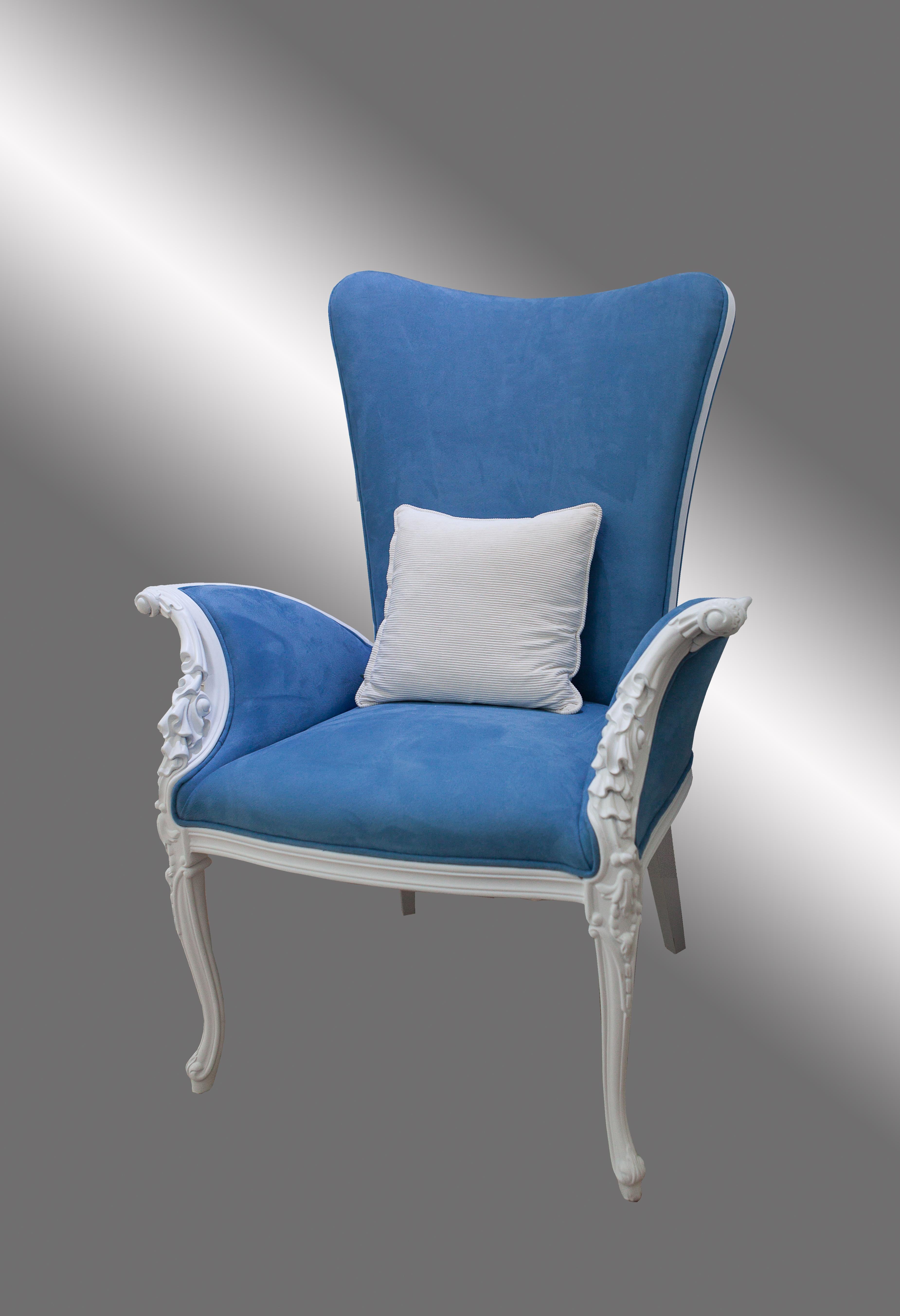 Poltrona bianca e blu in stile neoclassico con intaglio in legno massiccio in vendita 3