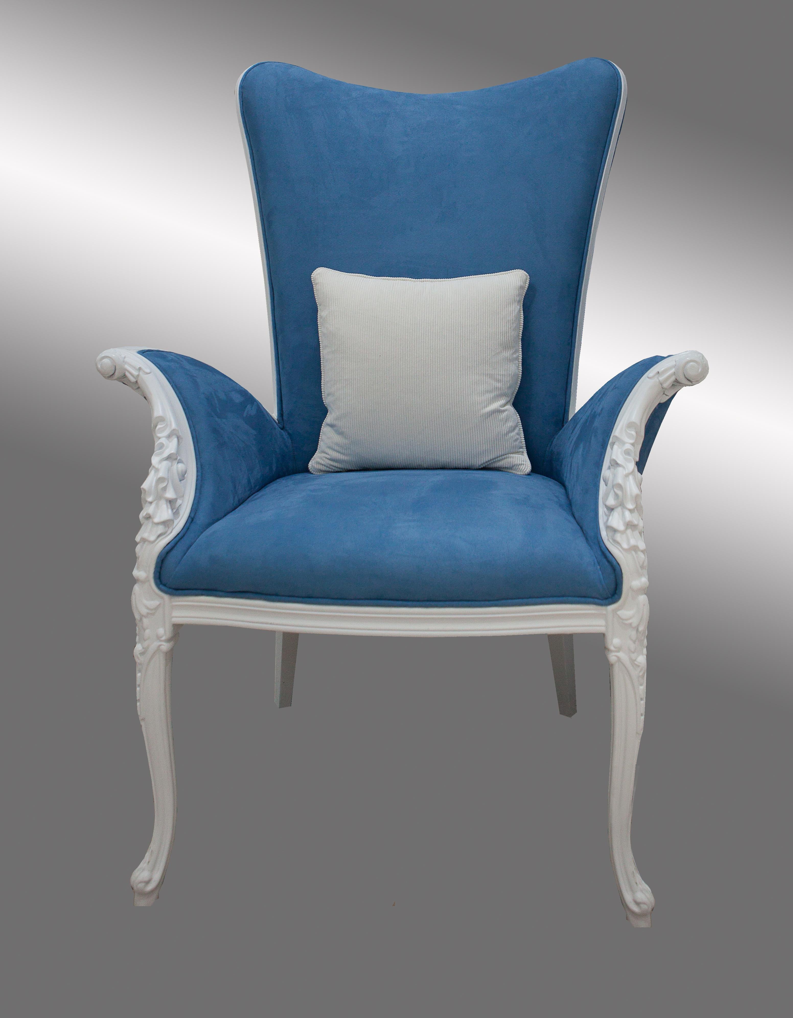 Poltrona bianca e blu in stile neoclassico con intaglio in legno massiccio in vendita 4