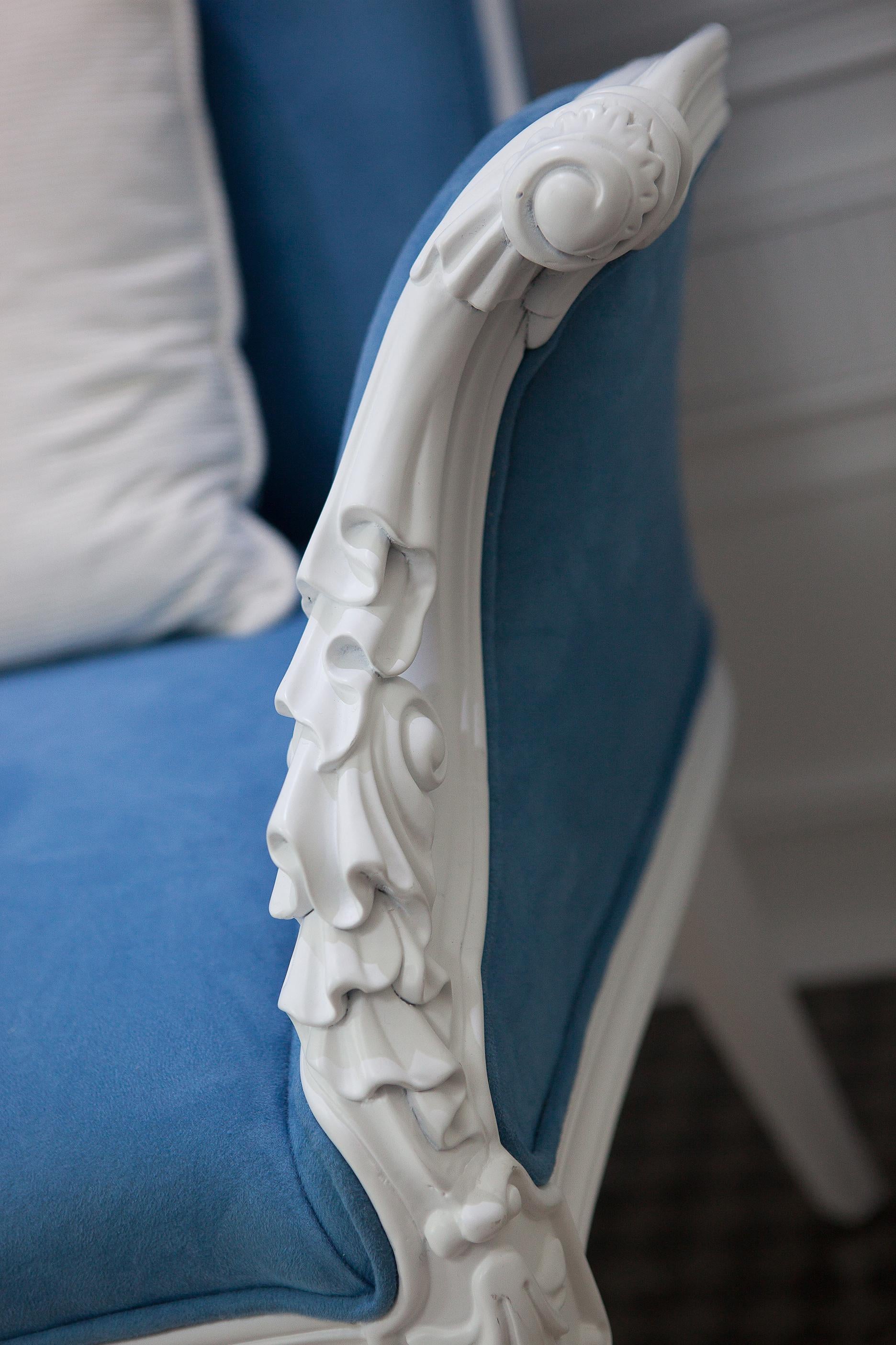 Asiatico Poltrona bianca e blu in stile neoclassico con intaglio in legno massiccio in vendita