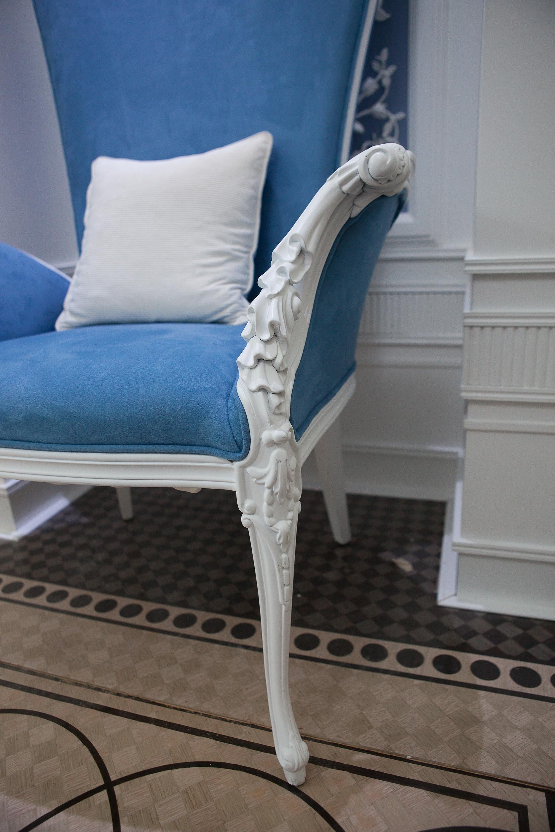 Intagliato a mano Poltrona bianca e blu in stile neoclassico con intaglio in legno massiccio in vendita