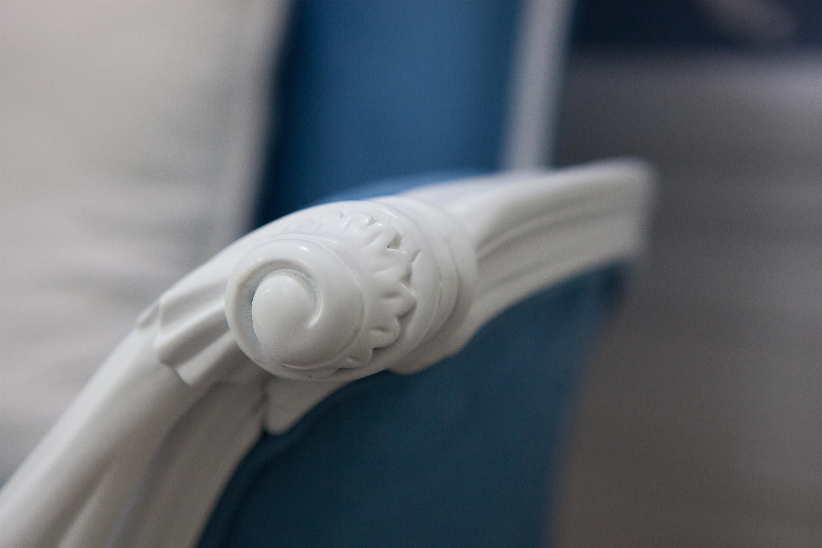 Poltrona bianca e blu in stile neoclassico con intaglio in legno massiccio In condizioni Nuovo in vendita a Hong Kong, HK