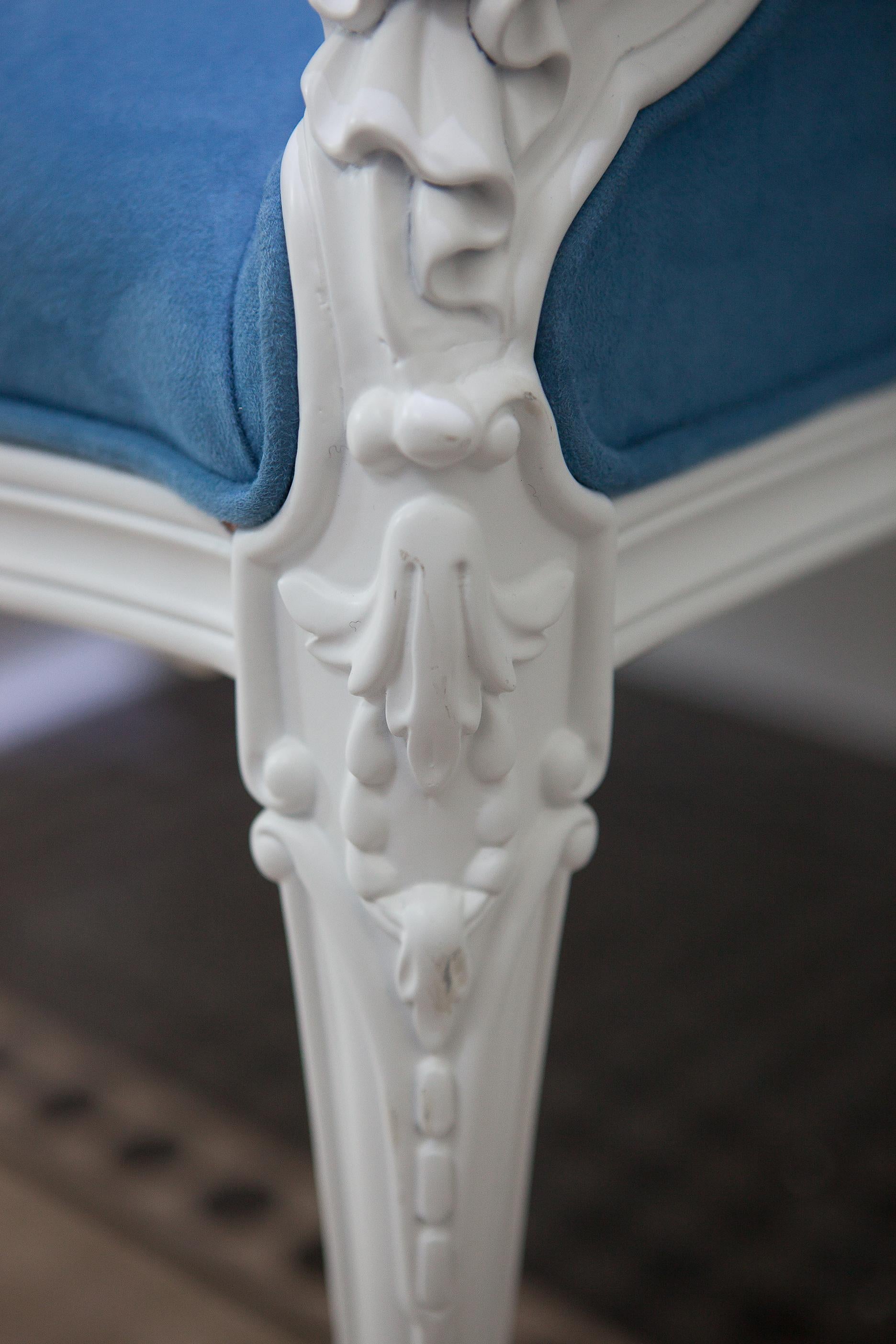 XXI secolo e contemporaneo Poltrona bianca e blu in stile neoclassico con intaglio in legno massiccio in vendita