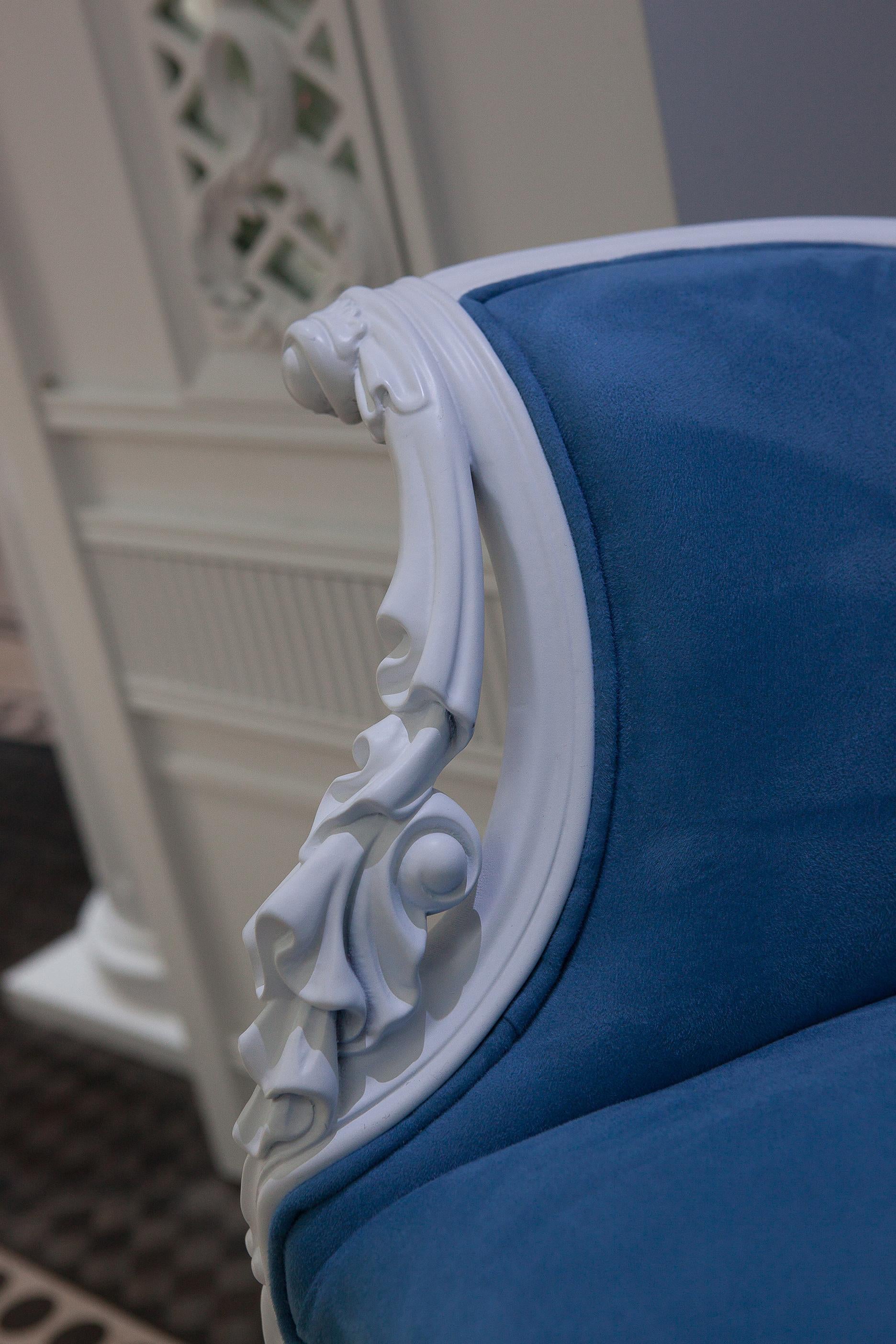 Tessuto Poltrona bianca e blu in stile neoclassico con intaglio in legno massiccio in vendita