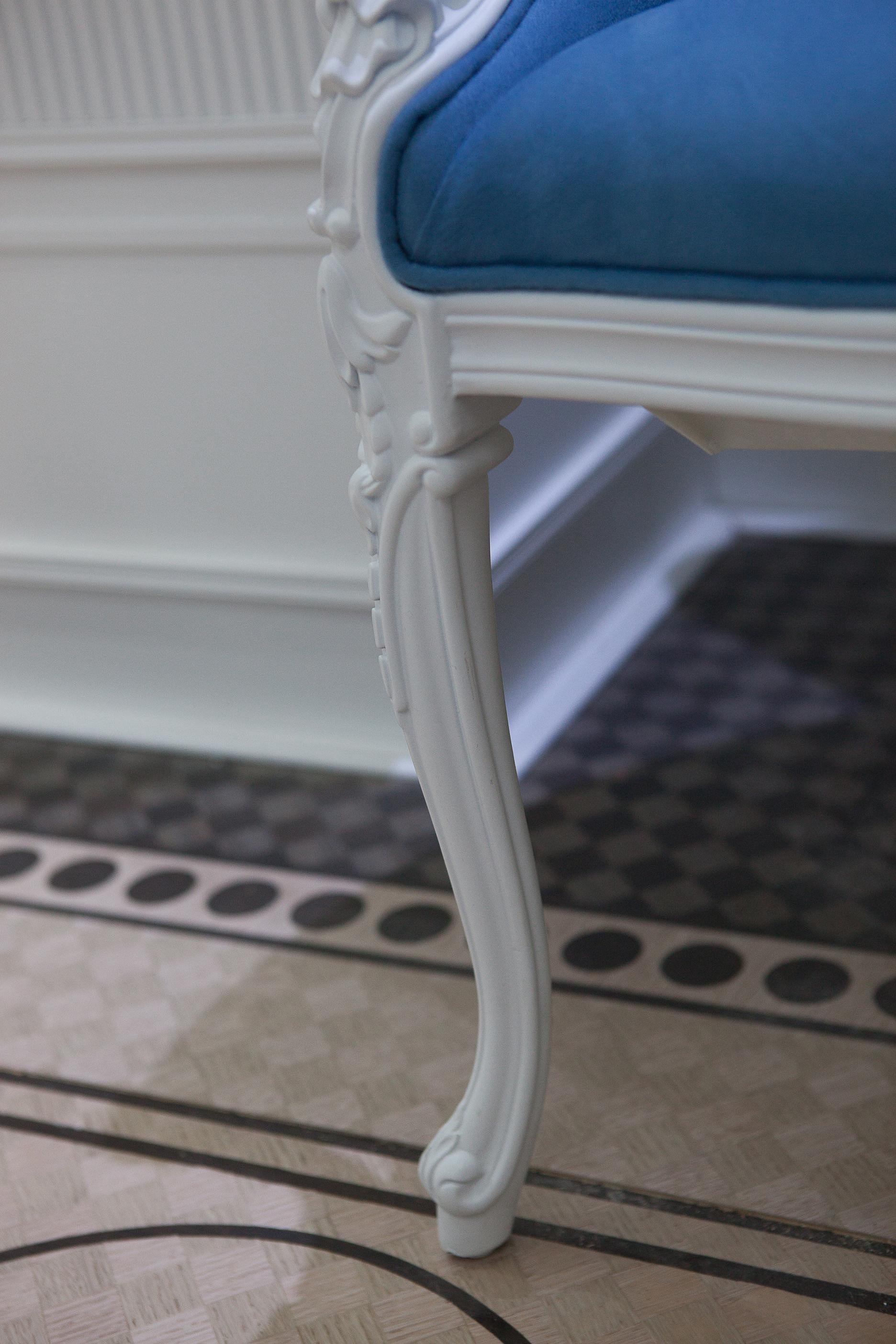 Poltrona bianca e blu in stile neoclassico con intaglio in legno massiccio in vendita 1