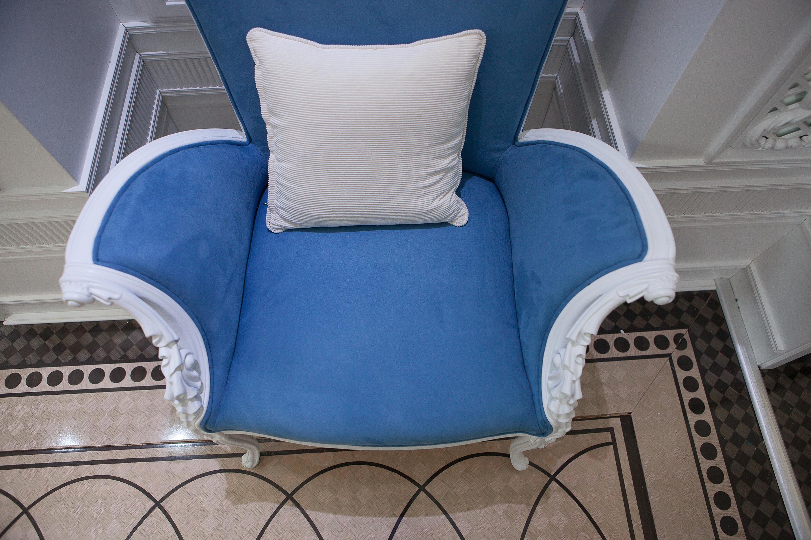 Poltrona bianca e blu in stile neoclassico con intaglio in legno massiccio in vendita 2