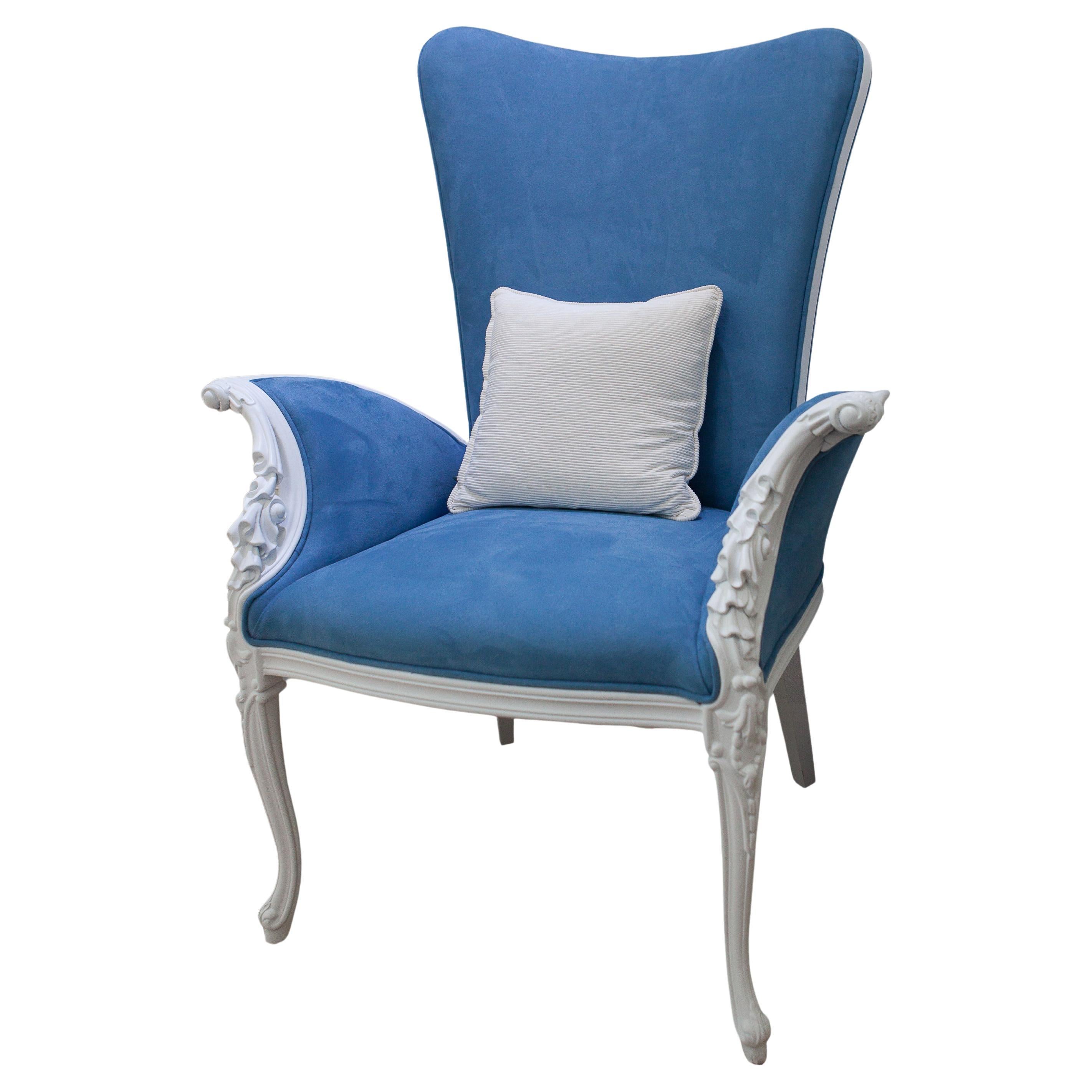 Poltrona bianca e blu in stile neoclassico con intaglio in legno massiccio