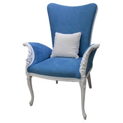 Sillón tallado en madera maciza de estilo neoclásico blanco y azul