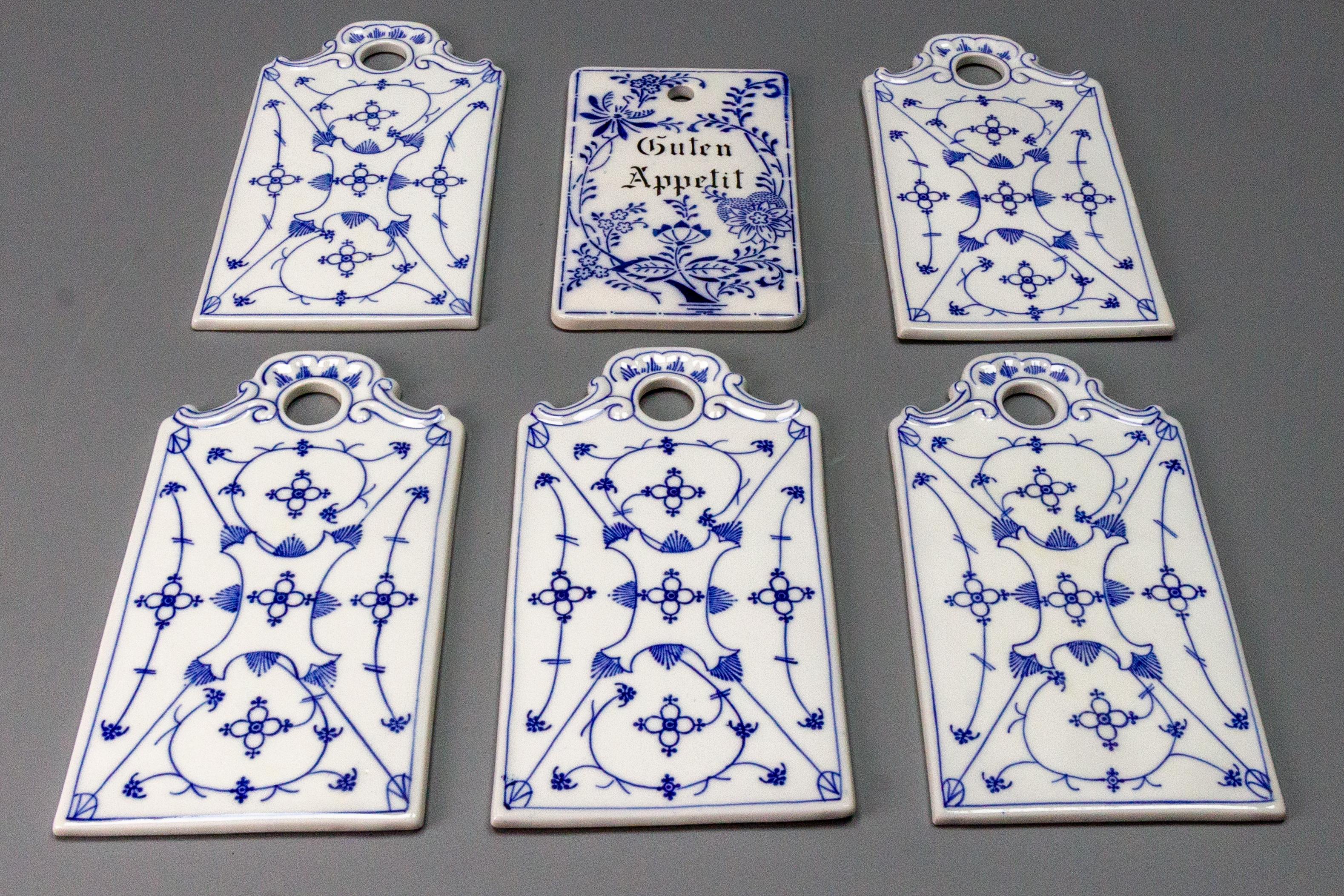 White and blue porcelain breakfast boards, set of six, Germany, circa the 1930s.
A beautiful set of six porcelain breakfast boards, butterboards, or breadboards. Five boards are decorated with a straw flower design, the sixt board is in blue onion