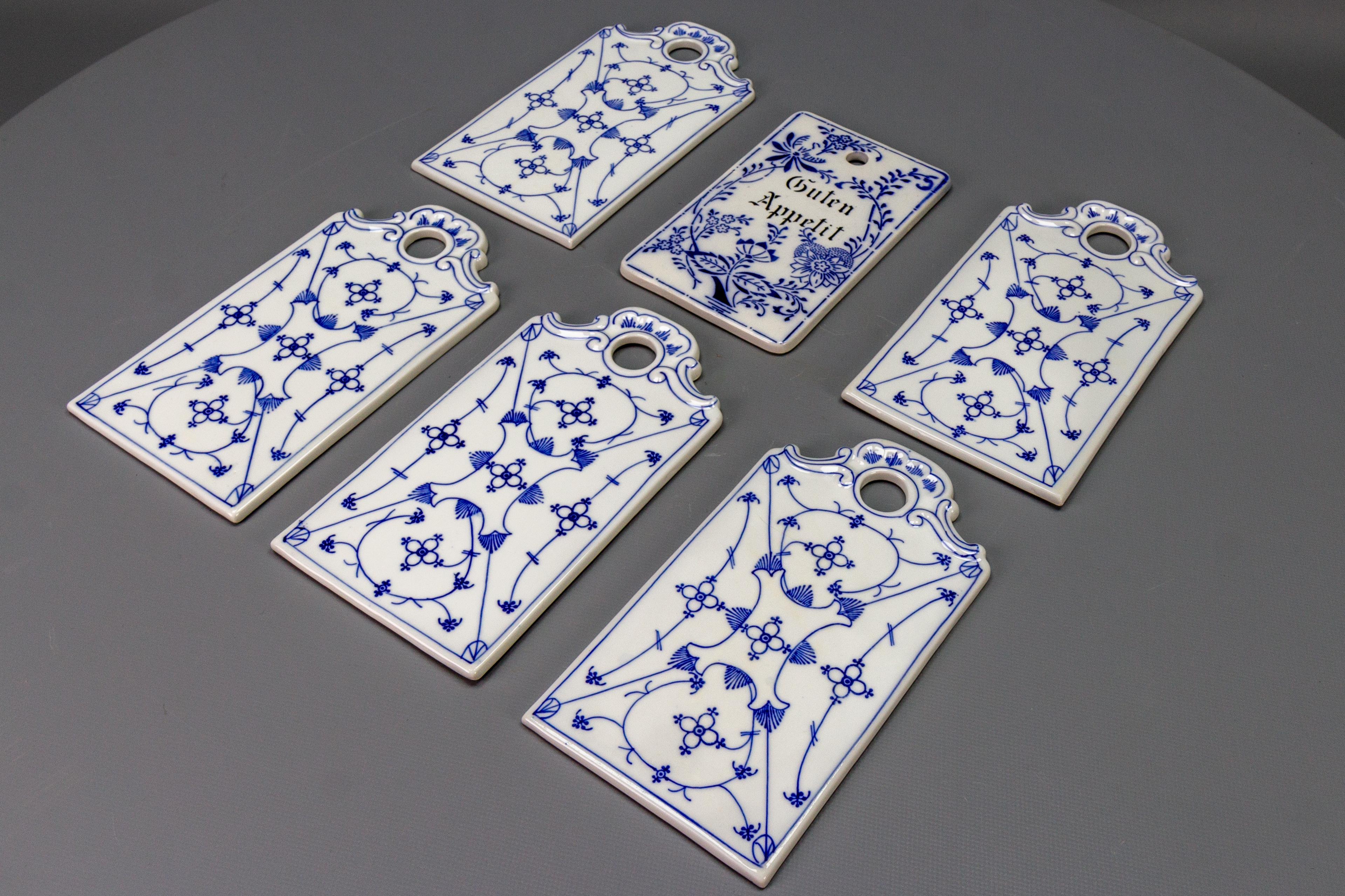 Rococo Planches de déjeuner en porcelaine blanche et bleue, ensemble de six, Allemagne en vente