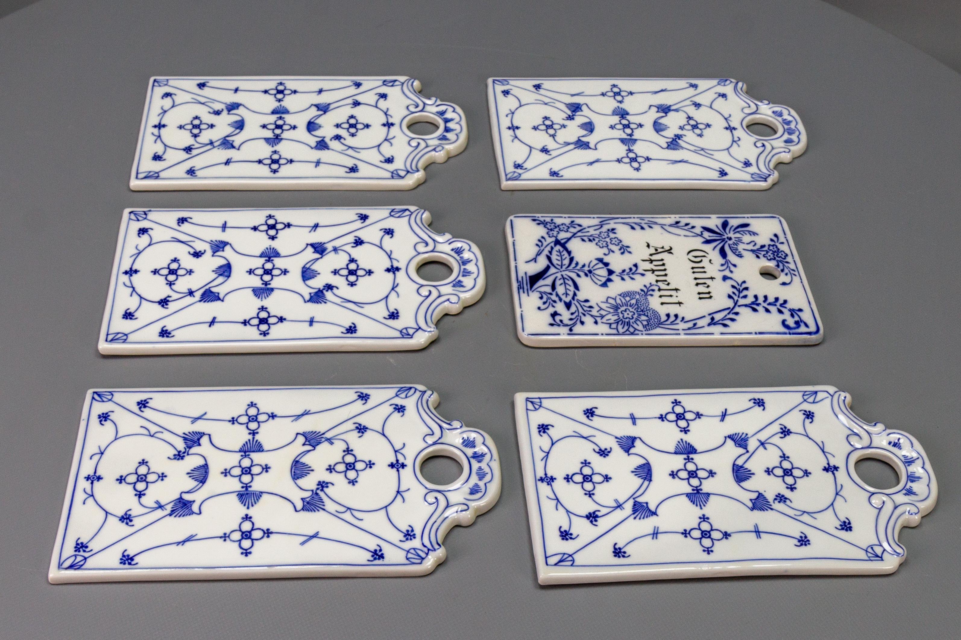Allemand Planches de déjeuner en porcelaine blanche et bleue, ensemble de six, Allemagne en vente