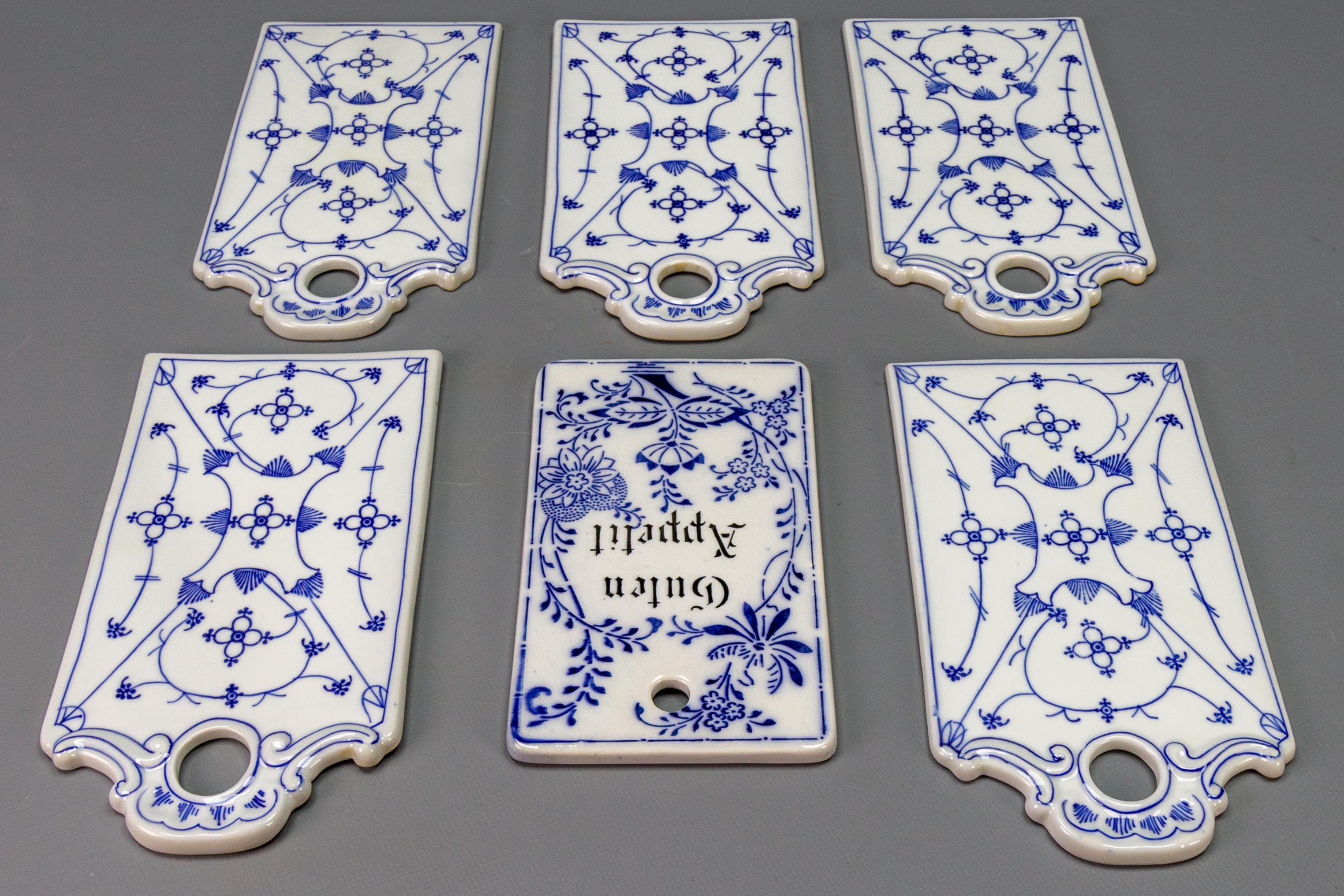 Milieu du XXe siècle Planches de déjeuner en porcelaine blanche et bleue, ensemble de six, Allemagne en vente