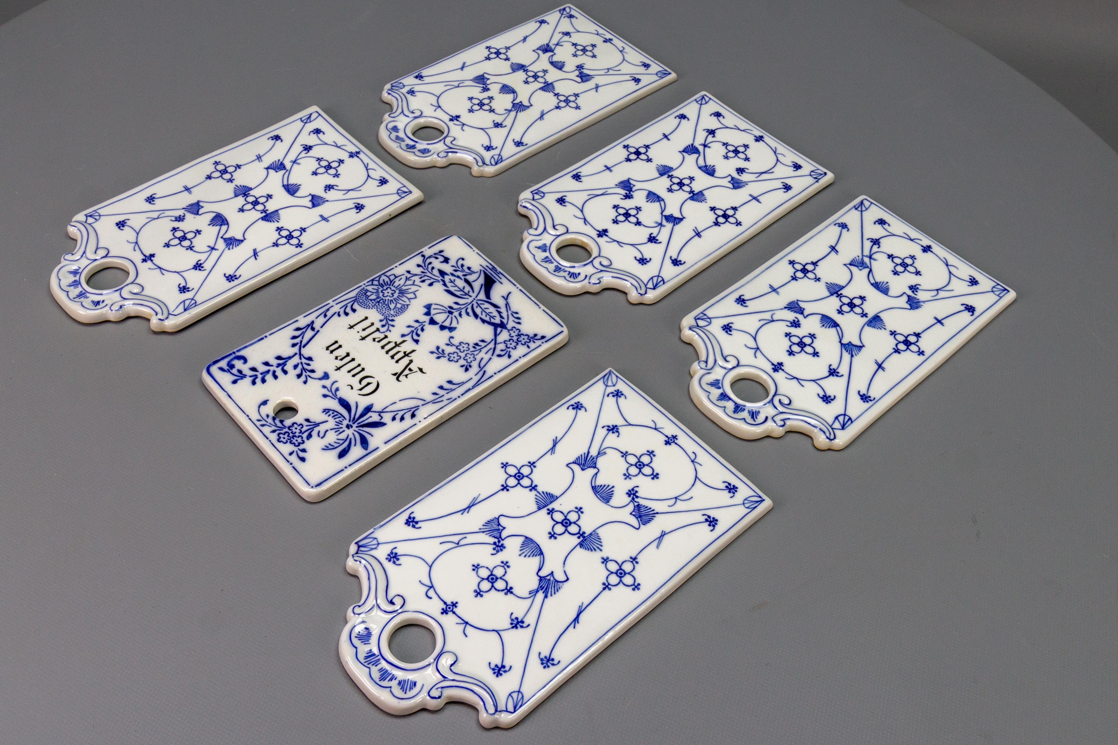Porcelaine Planches de déjeuner en porcelaine blanche et bleue, ensemble de six, Allemagne en vente
