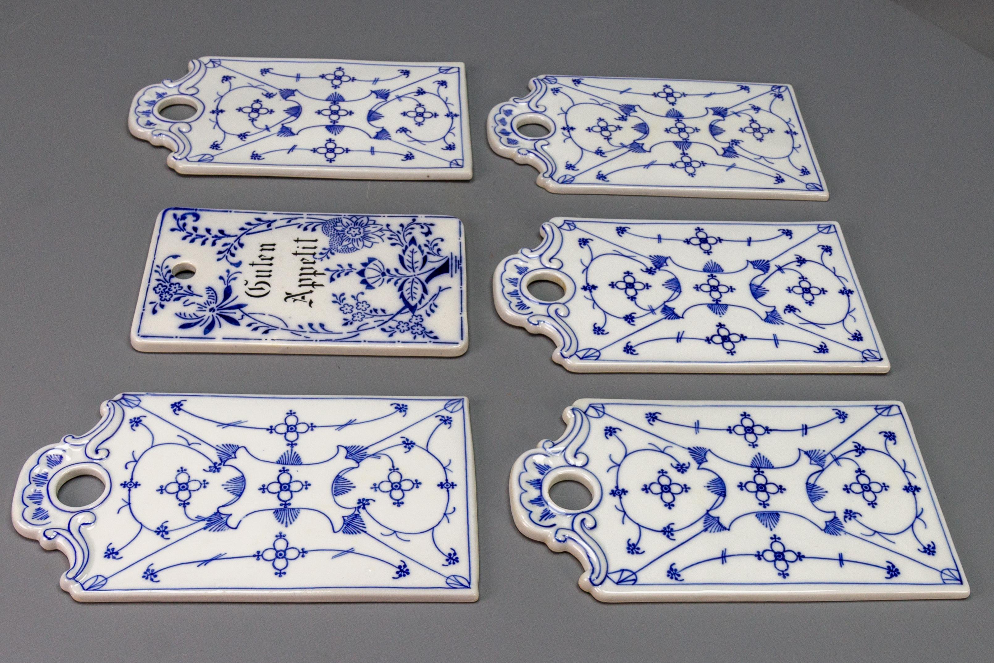 Planches de déjeuner en porcelaine blanche et bleue, ensemble de six, Allemagne en vente 1