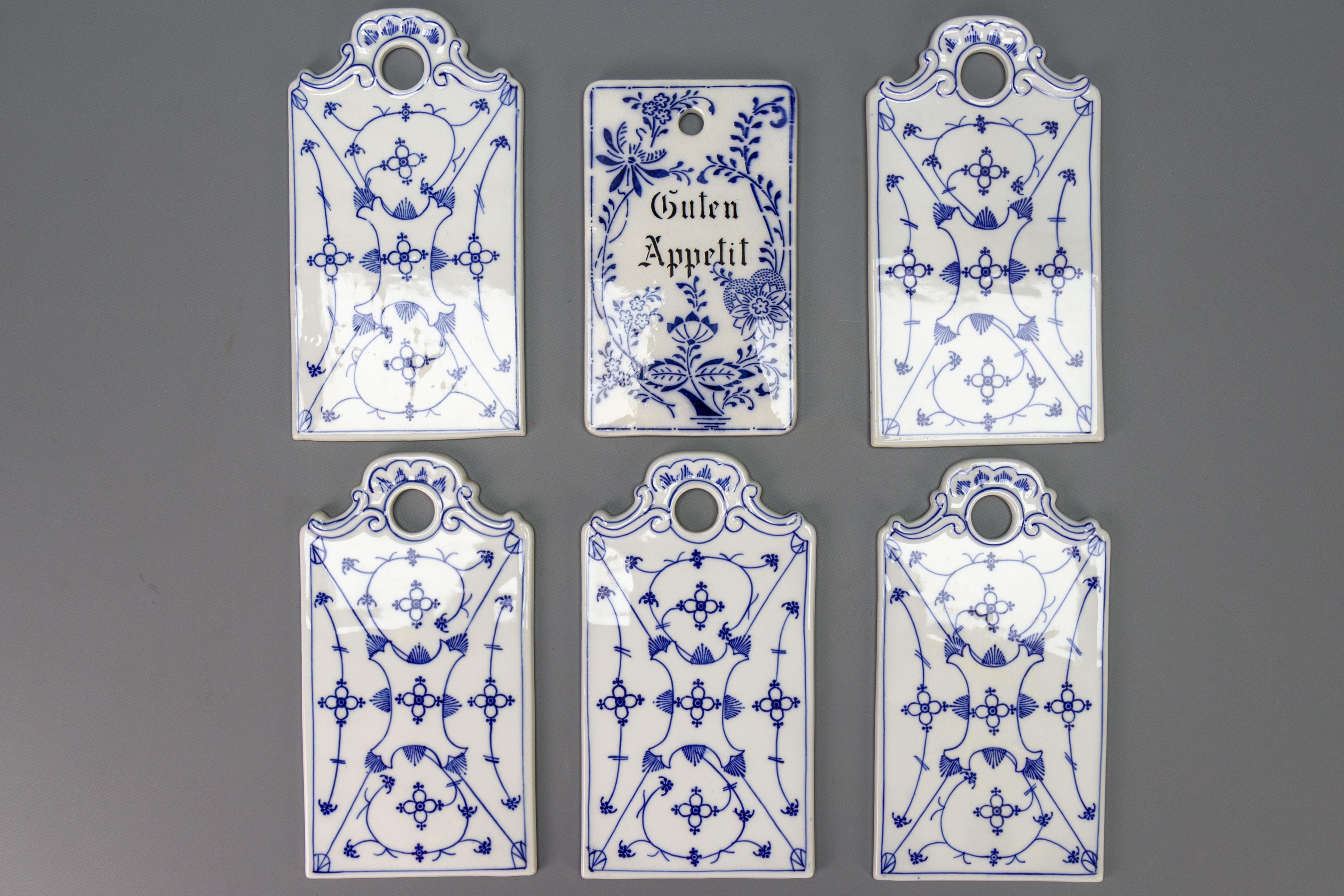 Planches de déjeuner en porcelaine blanche et bleue, ensemble de six, Allemagne en vente 2