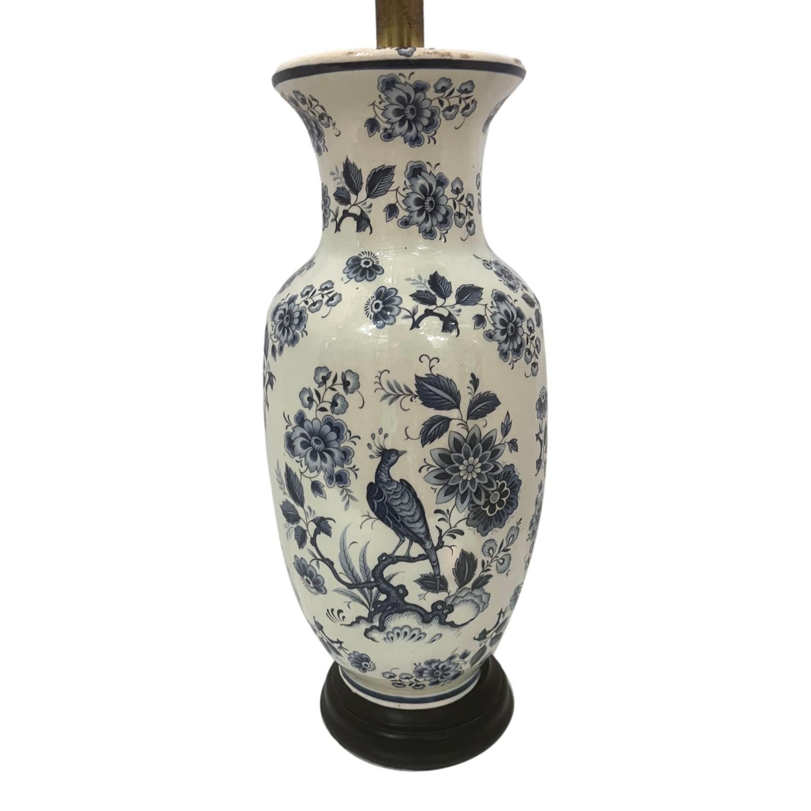 Eine einzelne englische Tischlampe aus weißem und blauem Porzellan mit Blattwerk und Vögeln, circa 1940er Jahre.

Abmessungen:
Höhe des Körpers: 13