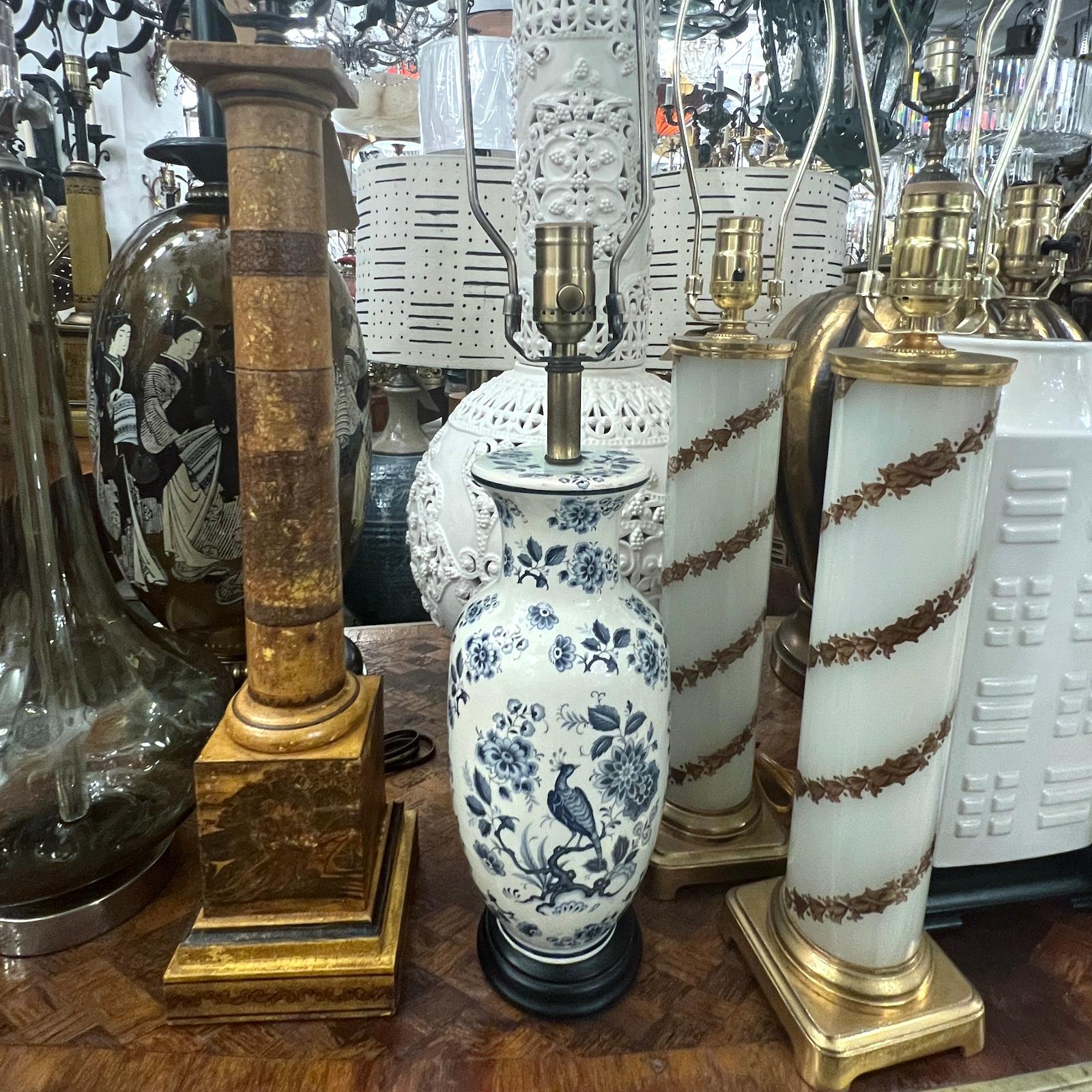 Weiß-blaue Porzellanlampe (Englisch) im Angebot