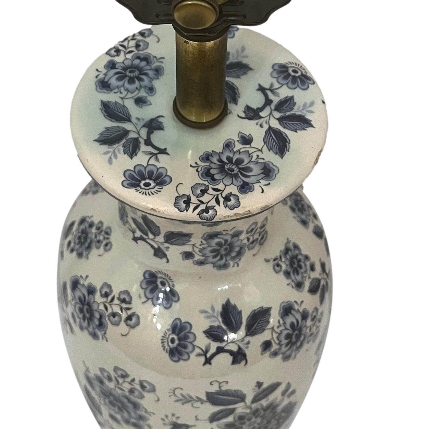 Weiß-blaue Porzellanlampe im Zustand „Gut“ im Angebot in New York, NY