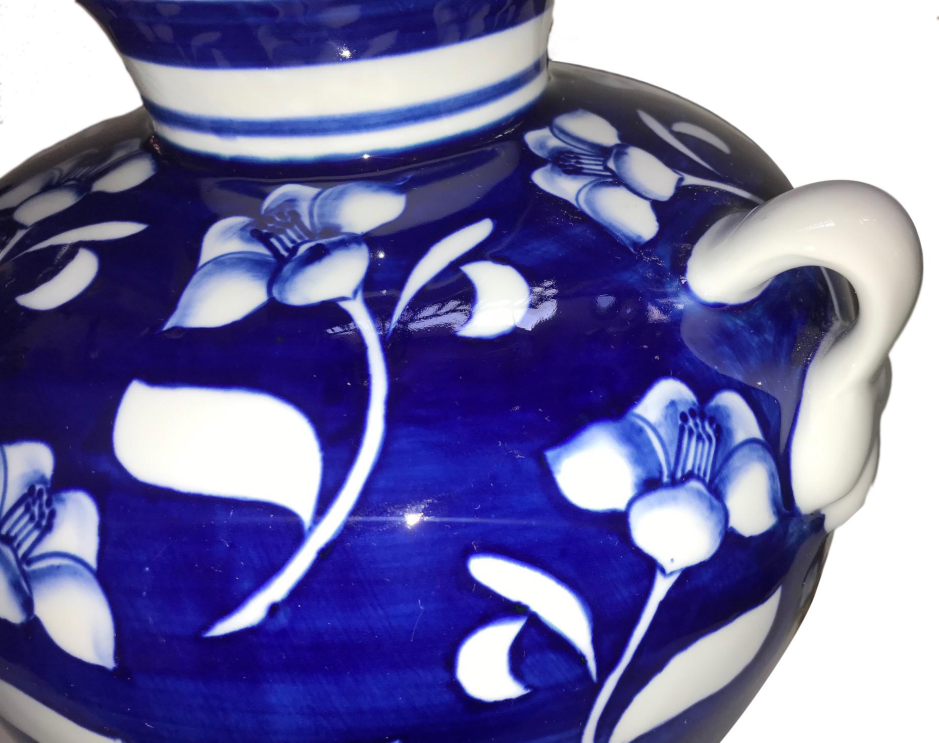Lampe de table italienne en porcelaine des années 1940, bleue et blanche avec motif floral.

Mesures :
Hauteur du corps : 14