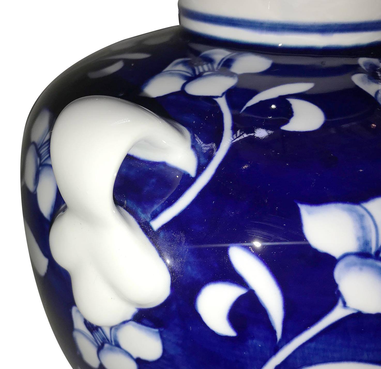 italien Lampe de table en porcelaine blanc et bleu en vente