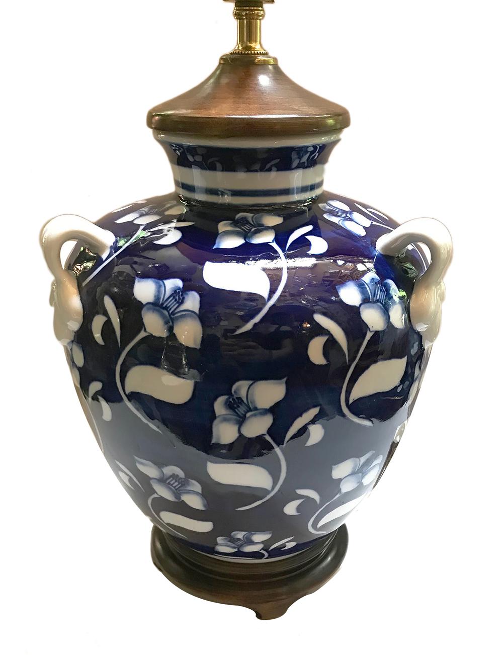 Lampe de table en porcelaine blanc et bleu Bon état - En vente à New York, NY