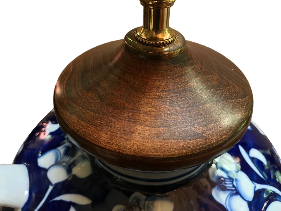 Milieu du XXe siècle Lampe de table en porcelaine blanc et bleu en vente