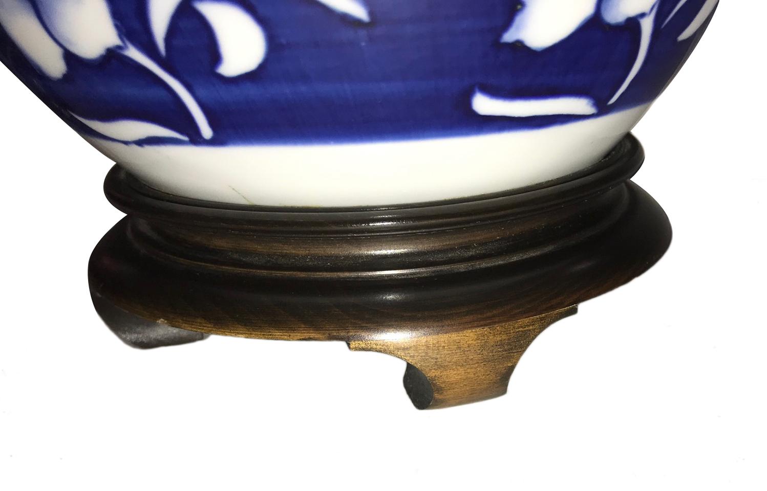 Porcelaine Lampe de table en porcelaine blanc et bleu en vente