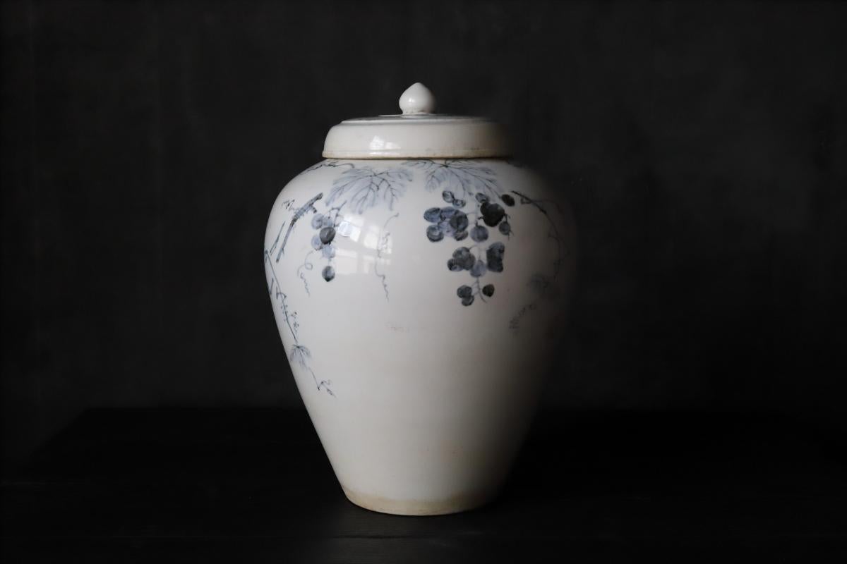 This is a white porcelain celadon vase with grape design from the middle of the Joseon Dynasty (around the beginning of the 16th century). Lid.
The dignified and well-baked white porcelain and the delicate and elegant grape pattern are worth