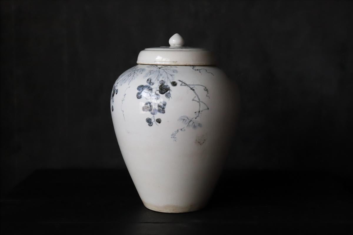 White and Blue Porcelain Vase / 16th Century / Korean Antiques / Joseon Dynasty In Fair Condition In Kyoto-shi, Kyoto
