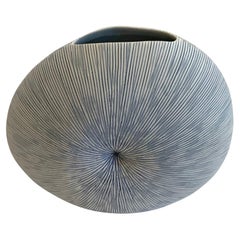 Weiße und blaue Vase mit dünnen Streifen im Starburst-Design, Thailand, zeitgenössisch