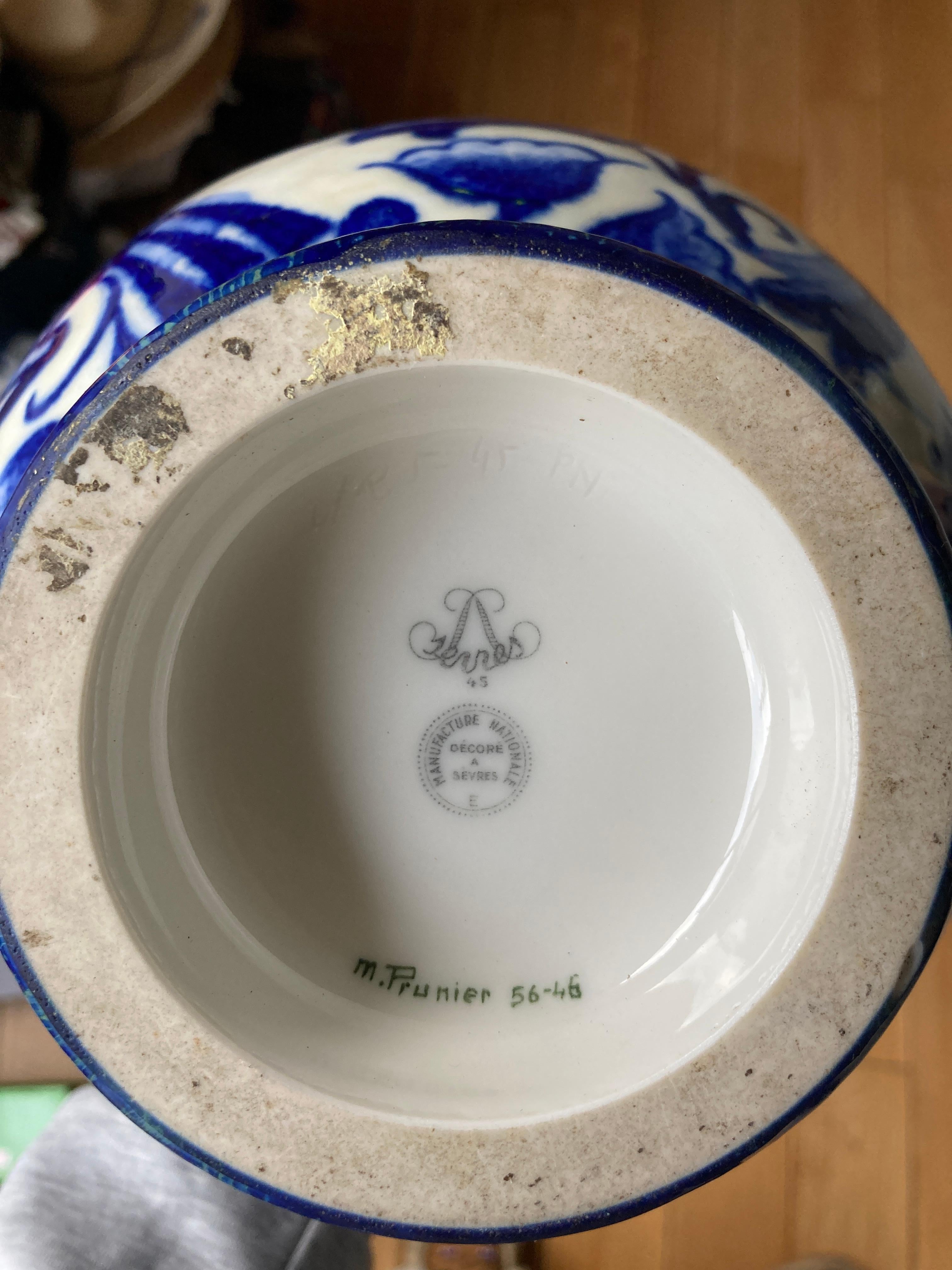 Weiße und blaue Vase aus Porzellan von Sèvres im Zustand „Gut“ im Angebot in Bois-Colombes, FR