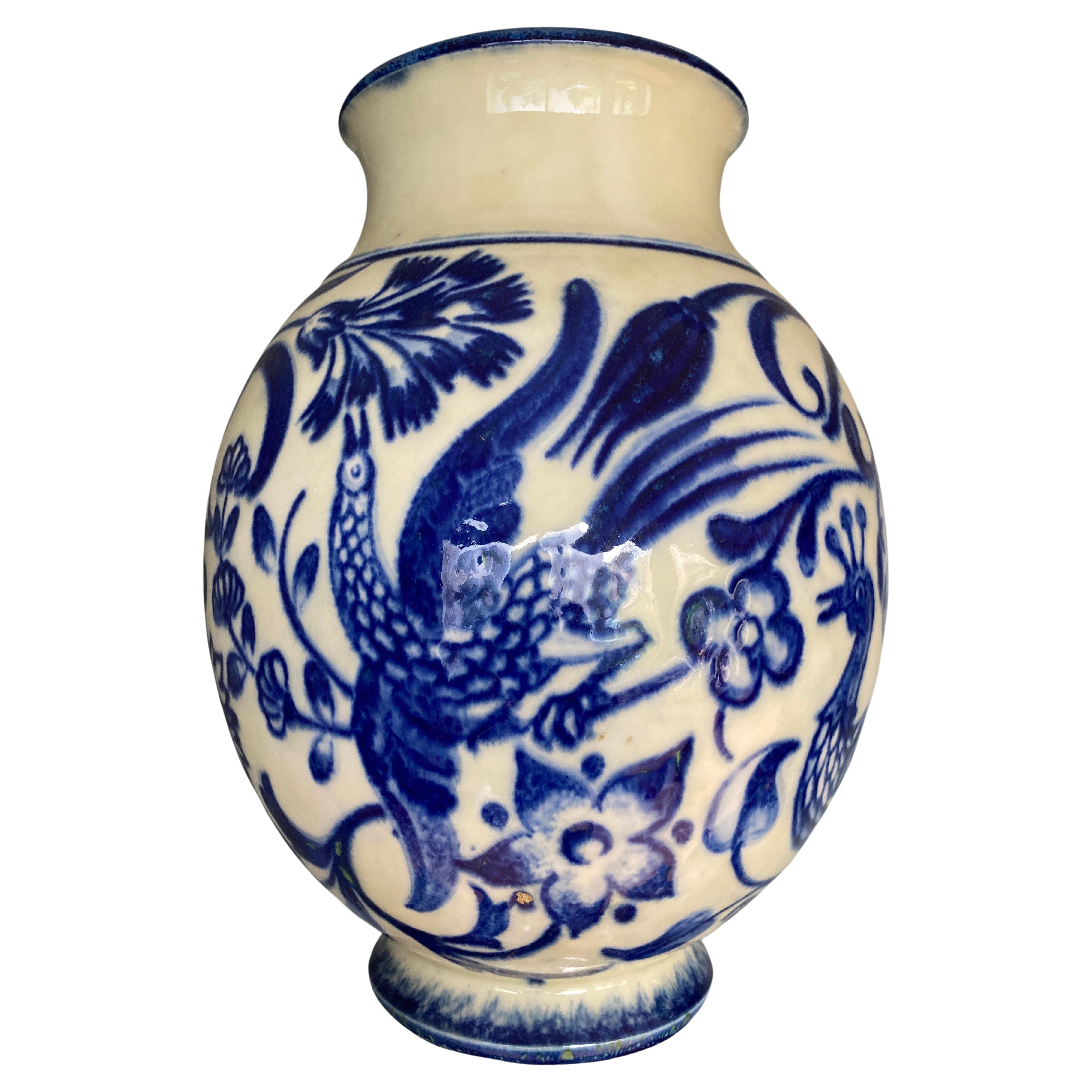 Weiße und blaue Vase aus Porzellan von Sèvres im Angebot