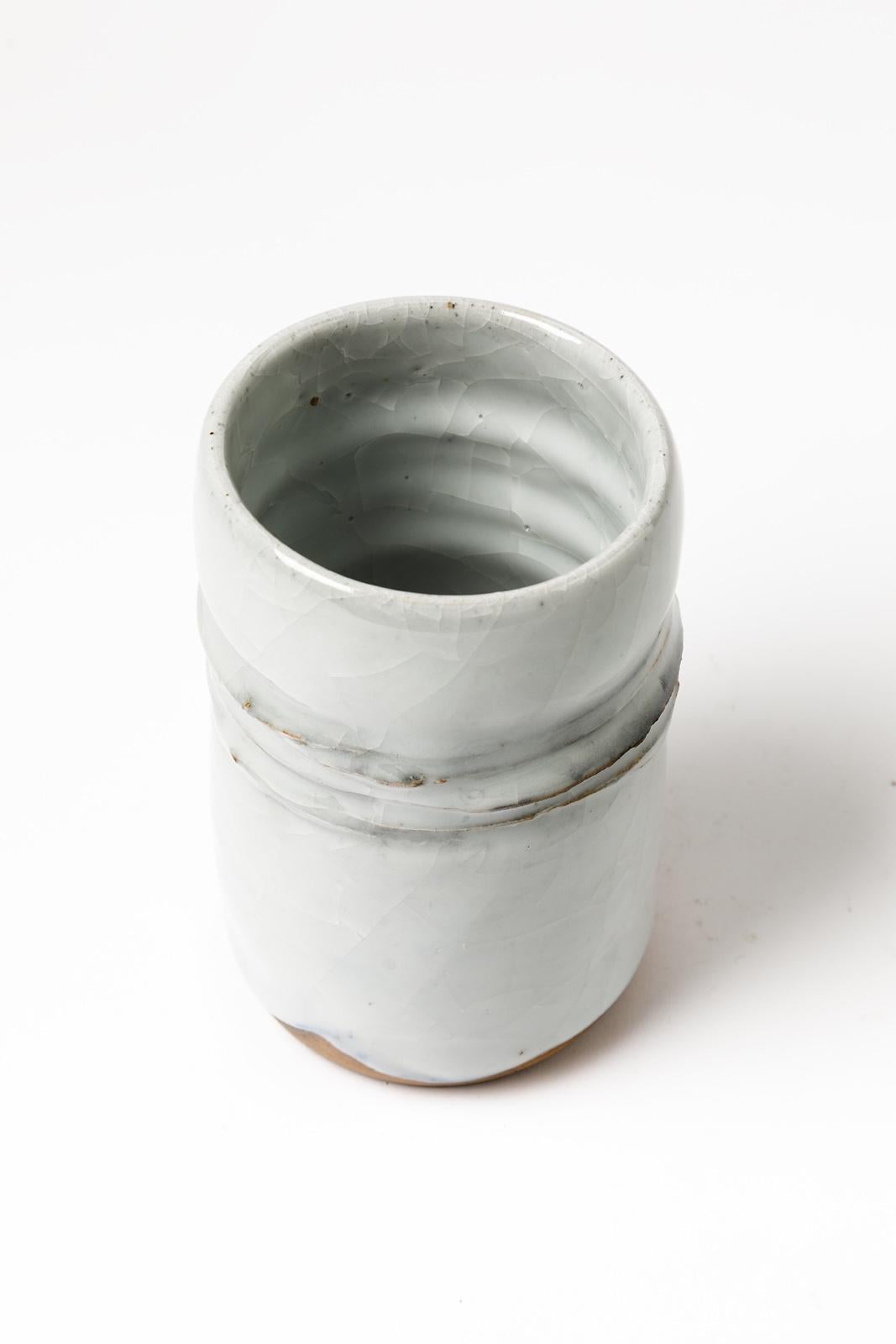 Mid-Century Modern Vase cylindrique en céramique blanche et bleue du 20ème siècle, pièce unique signée 1980 en vente