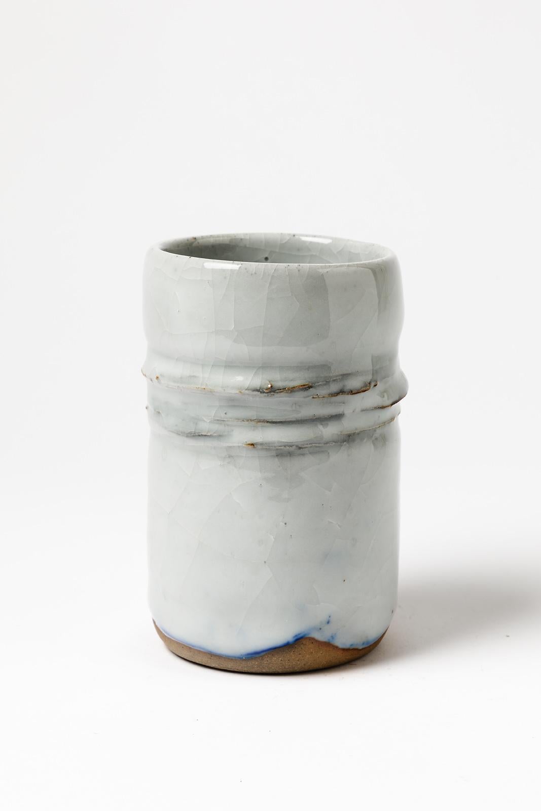 Français Vase cylindrique en céramique blanche et bleue du 20ème siècle, pièce unique signée 1980 en vente
