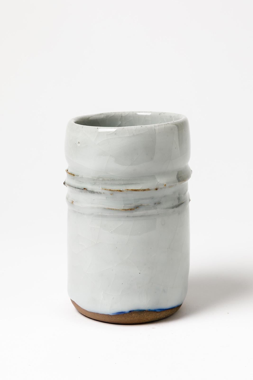 Vase cylindrique en céramique blanche et bleue du 20ème siècle, pièce unique signée 1980 Excellent état - En vente à Neuilly-en- sancerre, FR