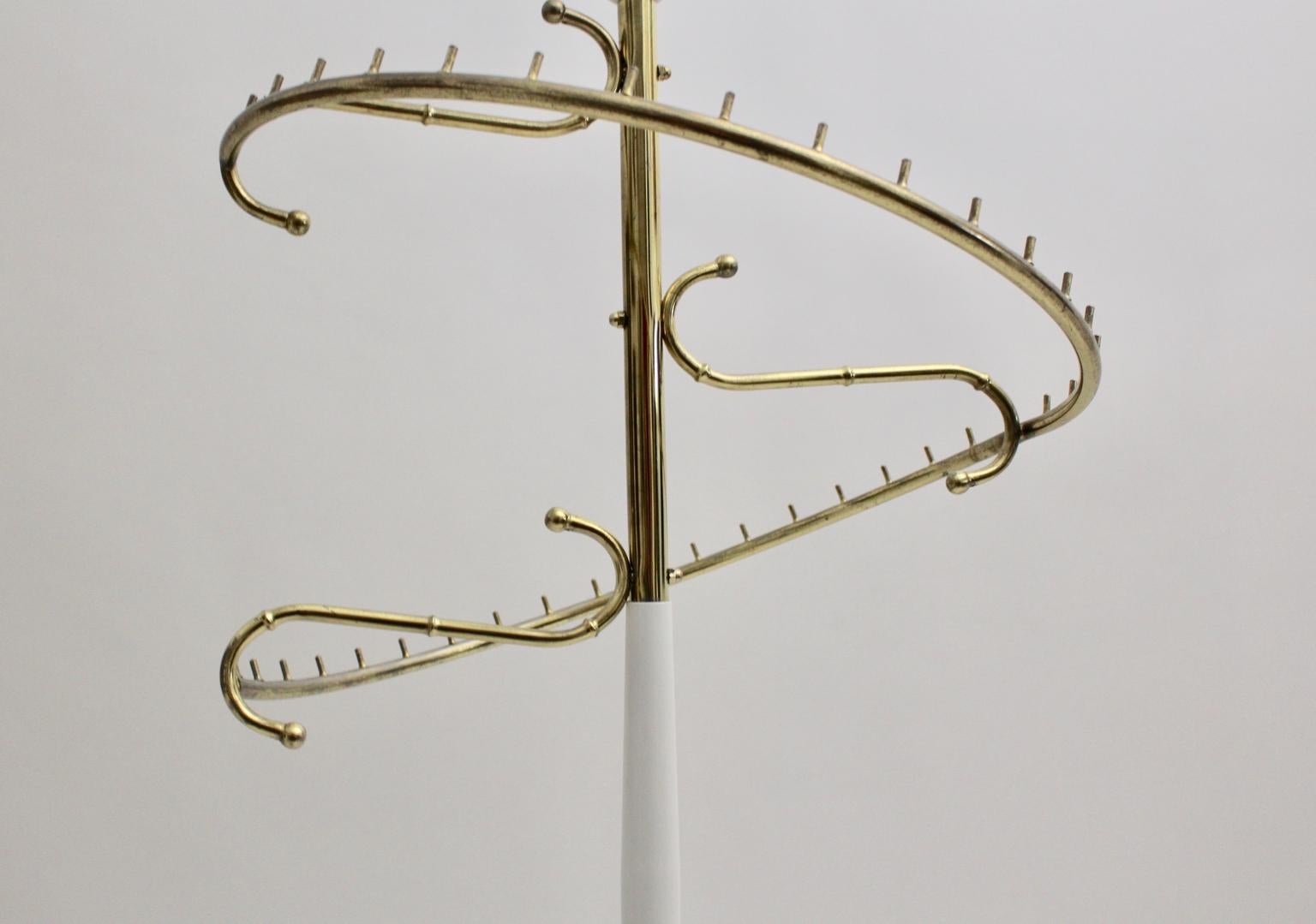 Vintage-Regal aus Weiß und Messing, Mid-Century Modern, 1950er Jahre, Frankreich im Angebot 6