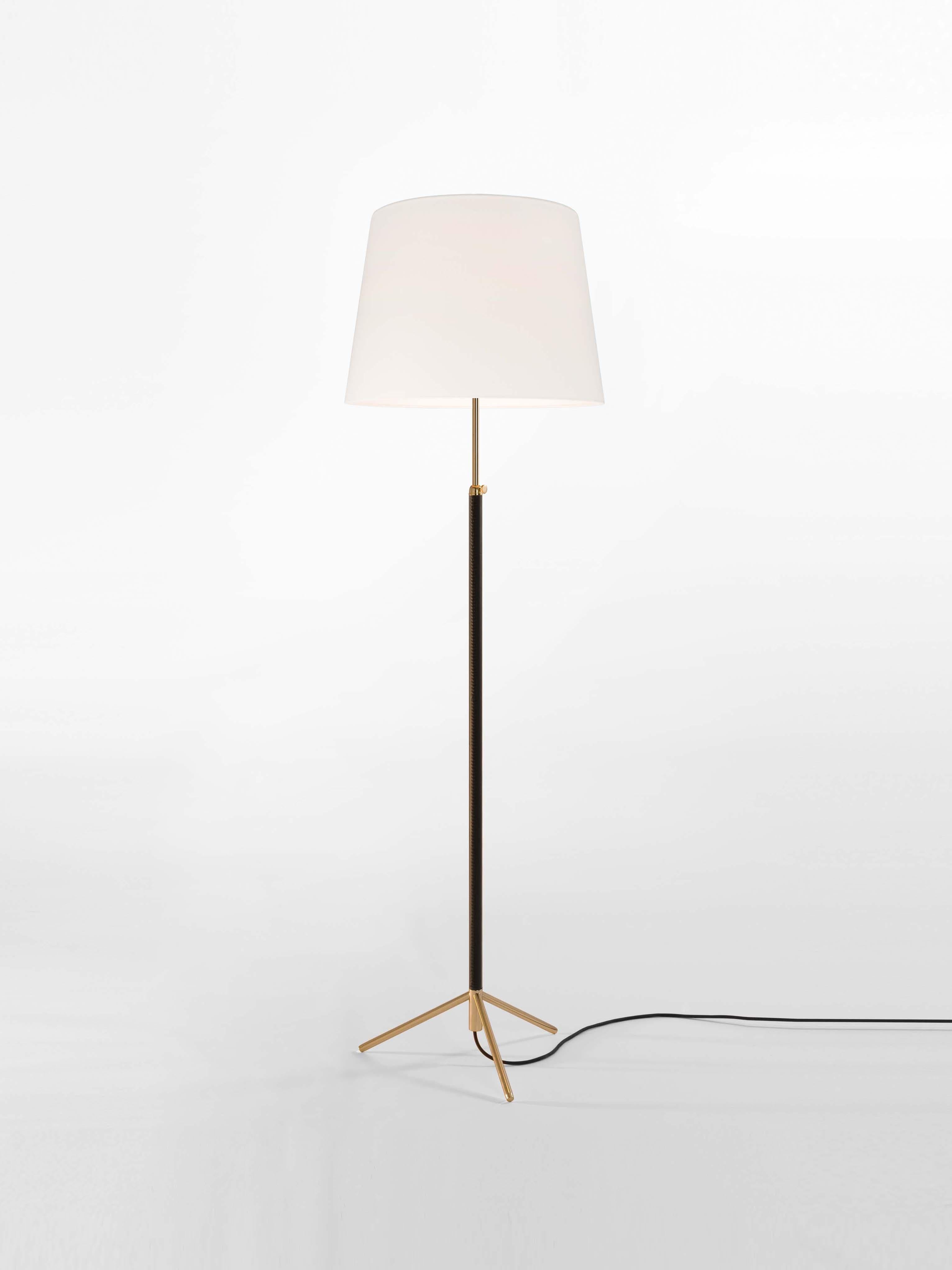 White and brass Pie de Salón G1 floor lamp by Jaume Sans
Dimensions: d 45 x h 120-160 cm
Materials: Metal, leather, linen.
Available in chrome-plated or polished brass structure.
Available in other shade colors and sizes.

This slender