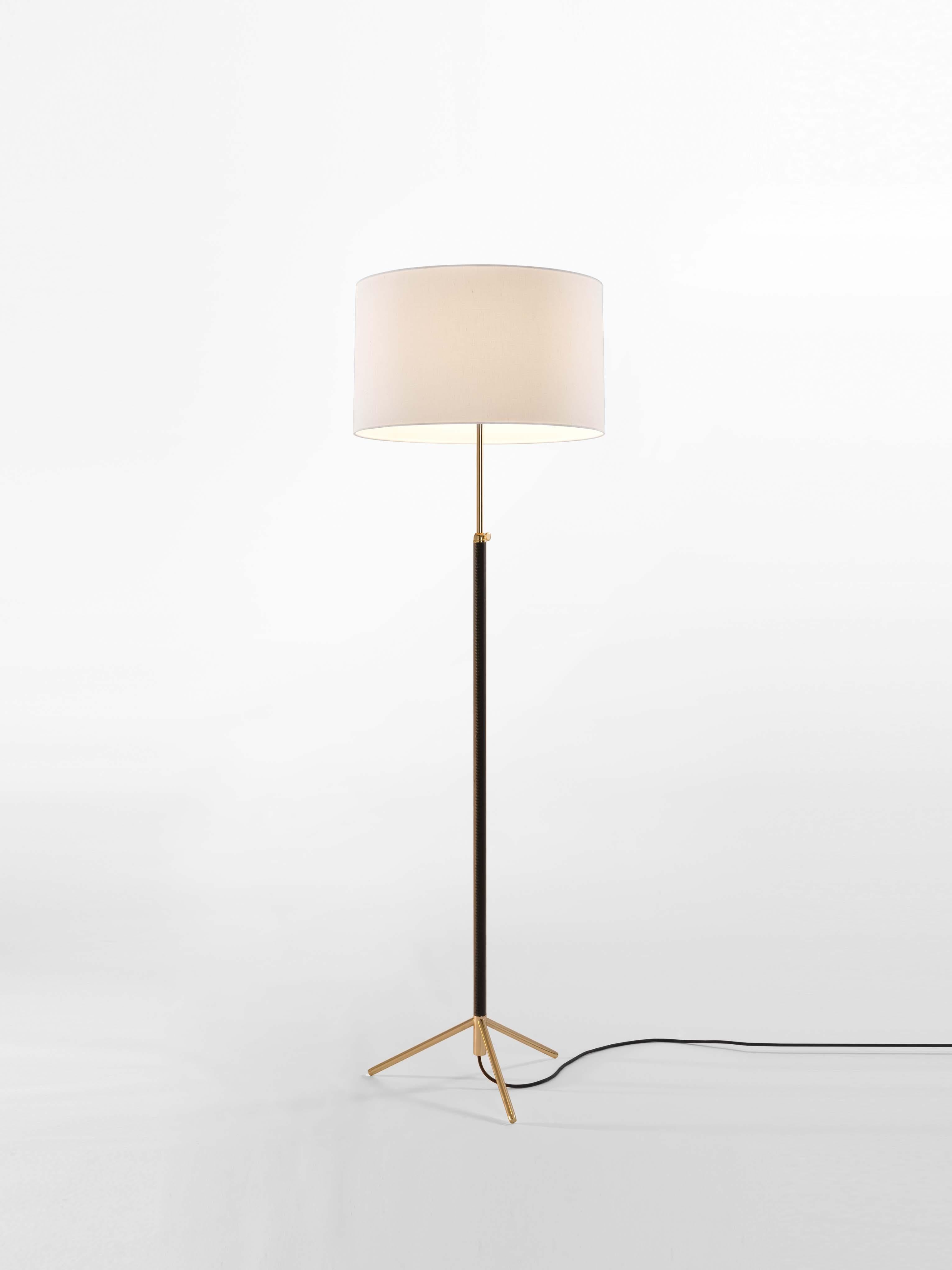 White and brass Pie de Salón G2 floor lamp by Jaume Sans
Dimensions: D 45 x H 120-160 cm
Materials: Metal, leather, linen.
Available in chrome-plated or polished brass structure.
Available in other shade colors and sizes.

This slender