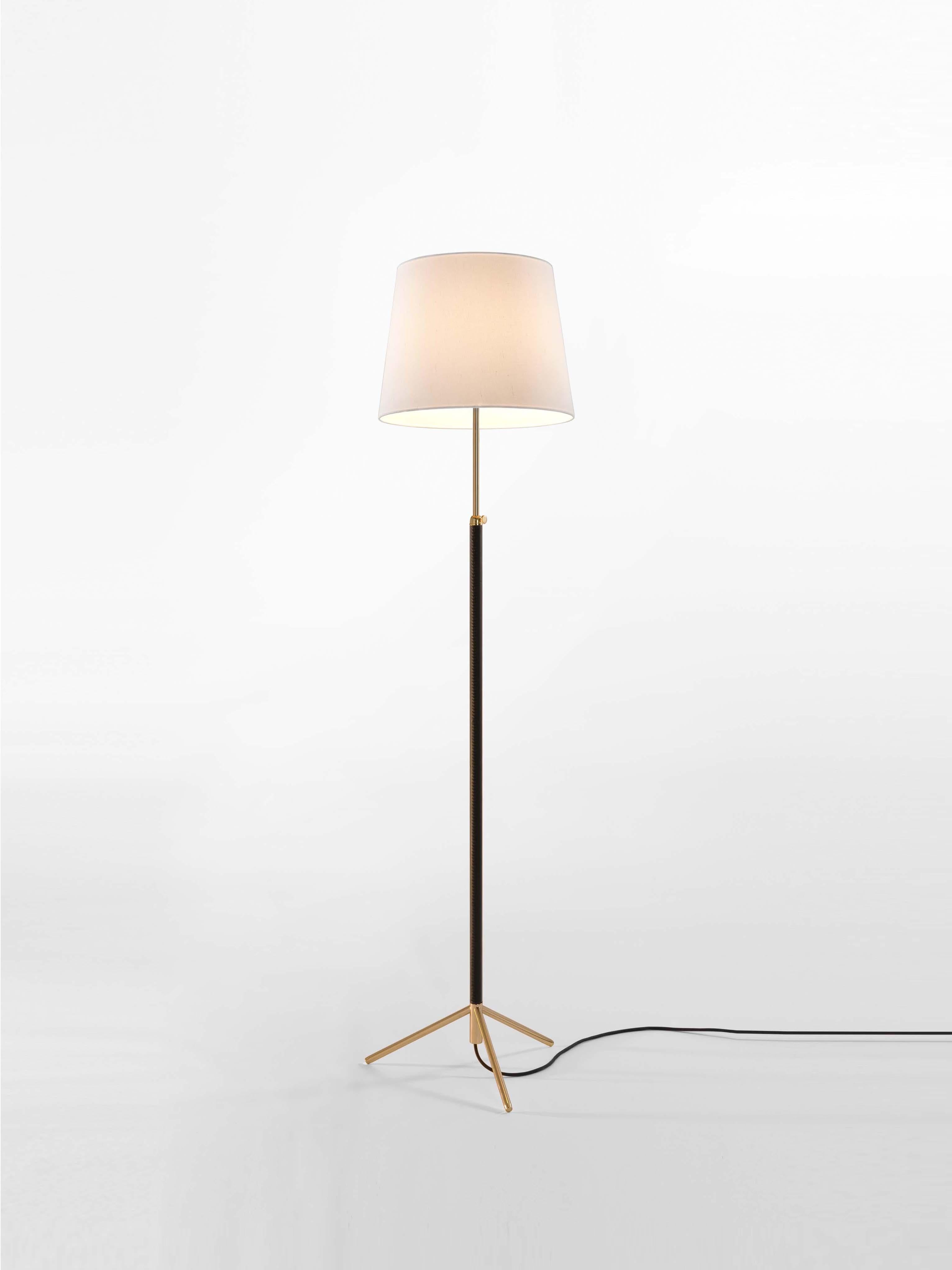 White and brass pie de Salón G3 floor lamp by Jaume Sans
Dimensions: D 40 x H 120-160 cm
Materials: Metal, leather, linen.
Available in chrome-plated or polished brass structure.
Available in other shade colors and sizes.

This slender