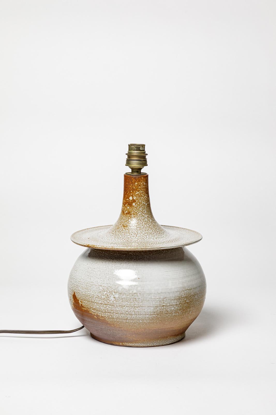 Lampada in ceramica fatta a mano

Lampada da tavolo in gres bianco e marrone di design del XX secolo

Un pezzo unico fatto a mano

Firmato sotto la base

L'impianto elettrico è a posto

Condizioni originali perfette

Altezza della ceramica 25