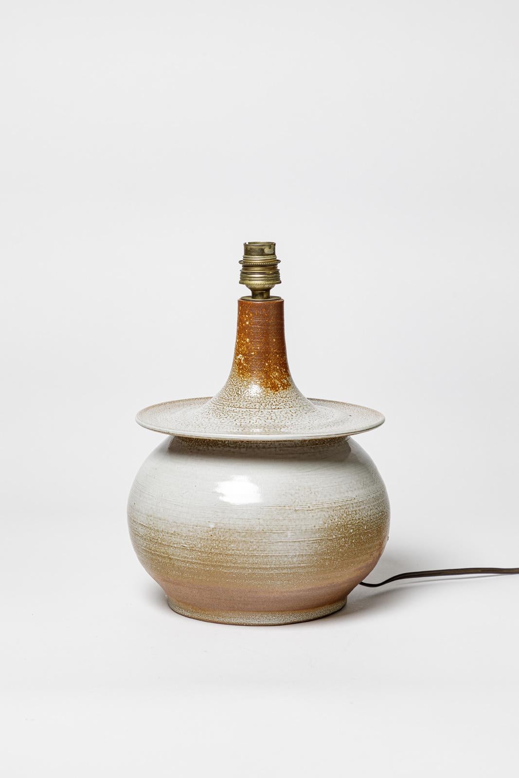 Francese Lampada da tavolo francese in ceramica bianca e marrone del XX secolo 1970 in vendita