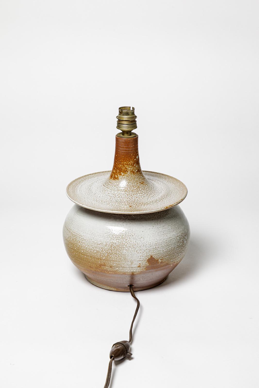 Lampada da tavolo francese in ceramica bianca e marrone del XX secolo 1970 In condizioni ottime in vendita a Neuilly-en- sancerre, FR
