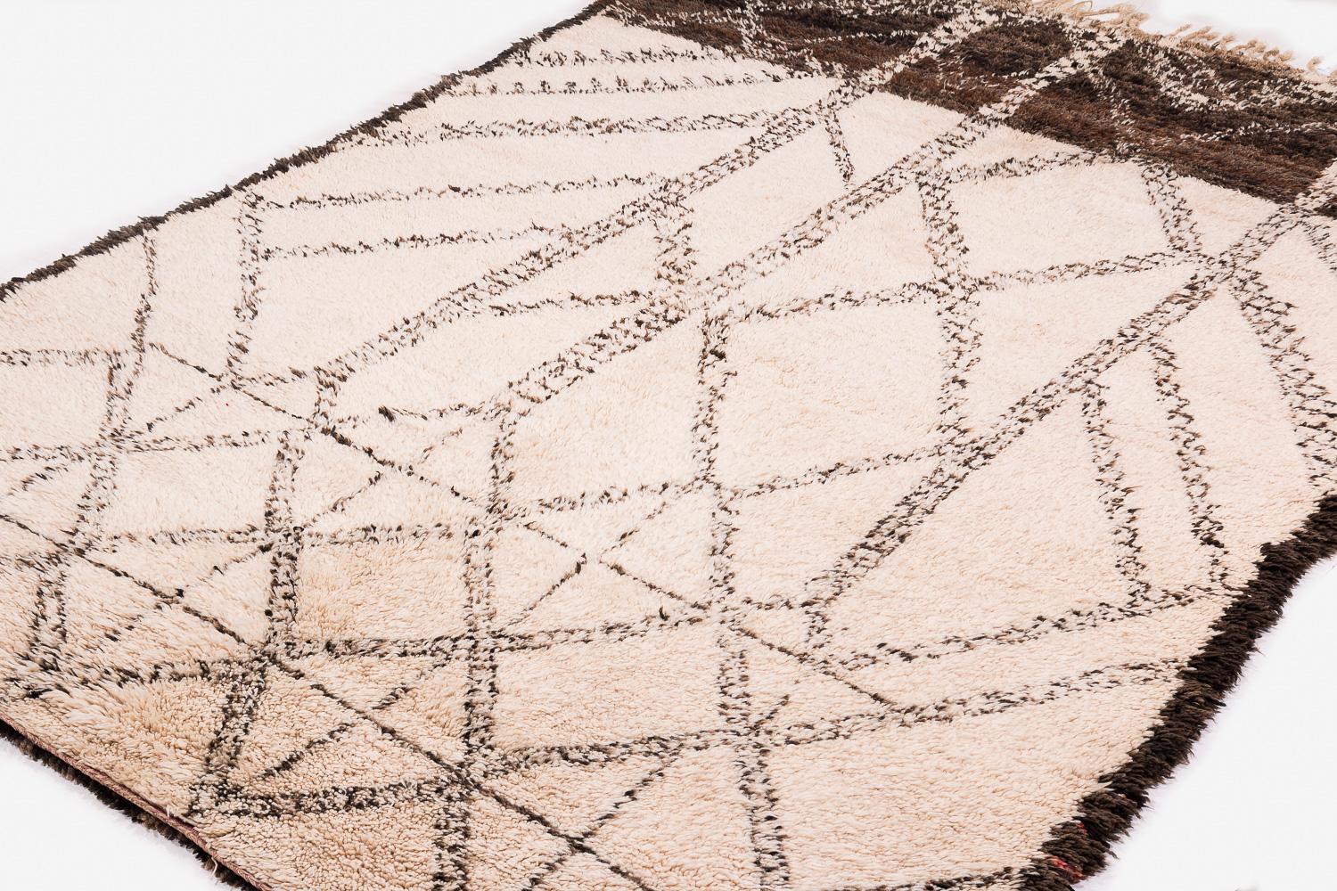 Sammelbare Mitte des Jahrhunderts Weiß und Brown Antike Wolle Marokkanische Shag Area Rug im Angebot 4
